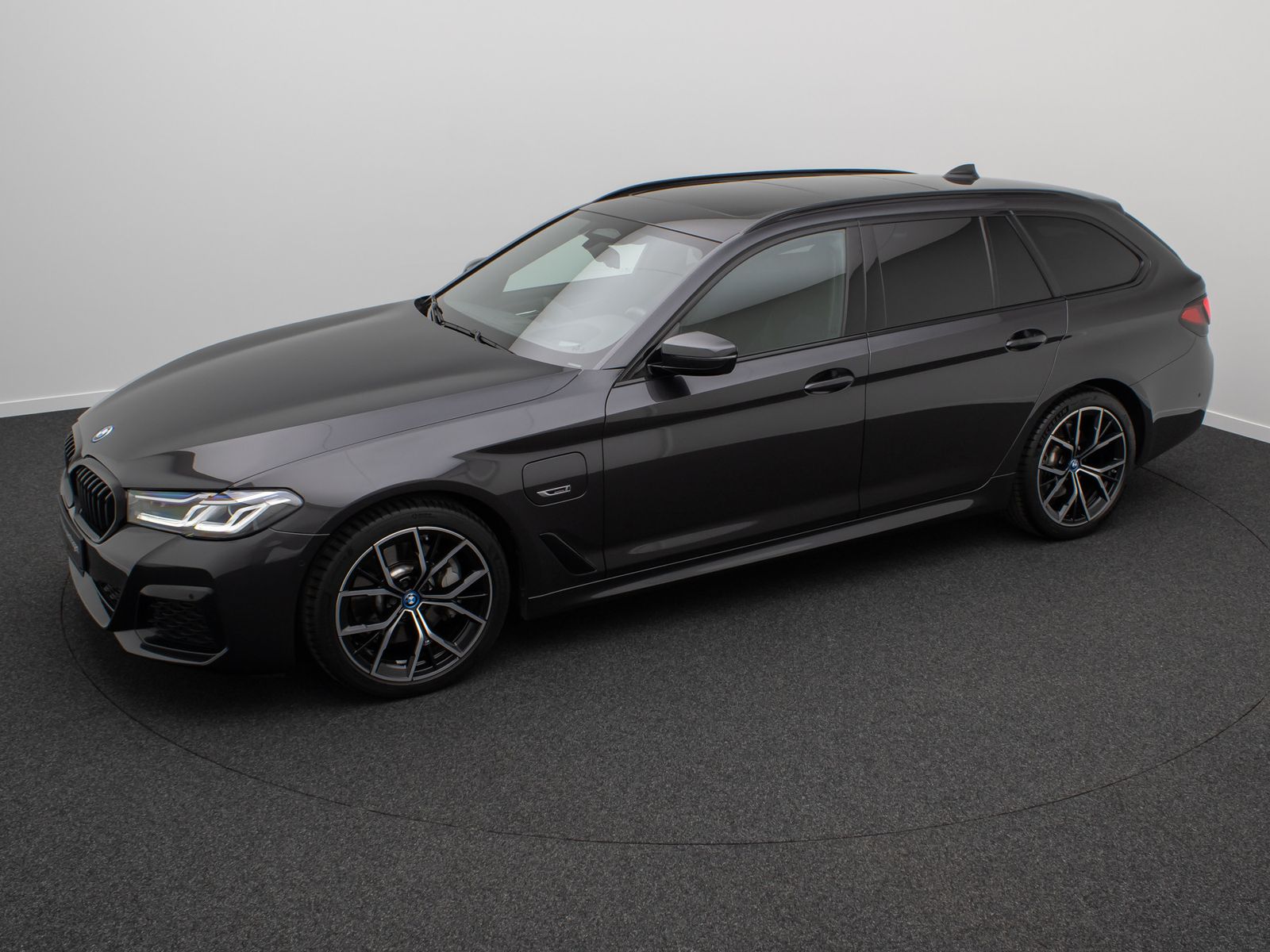 Fahrzeugabbildung BMW 530e M Sport Laser DAB HiFi HUD DispKey Panorama