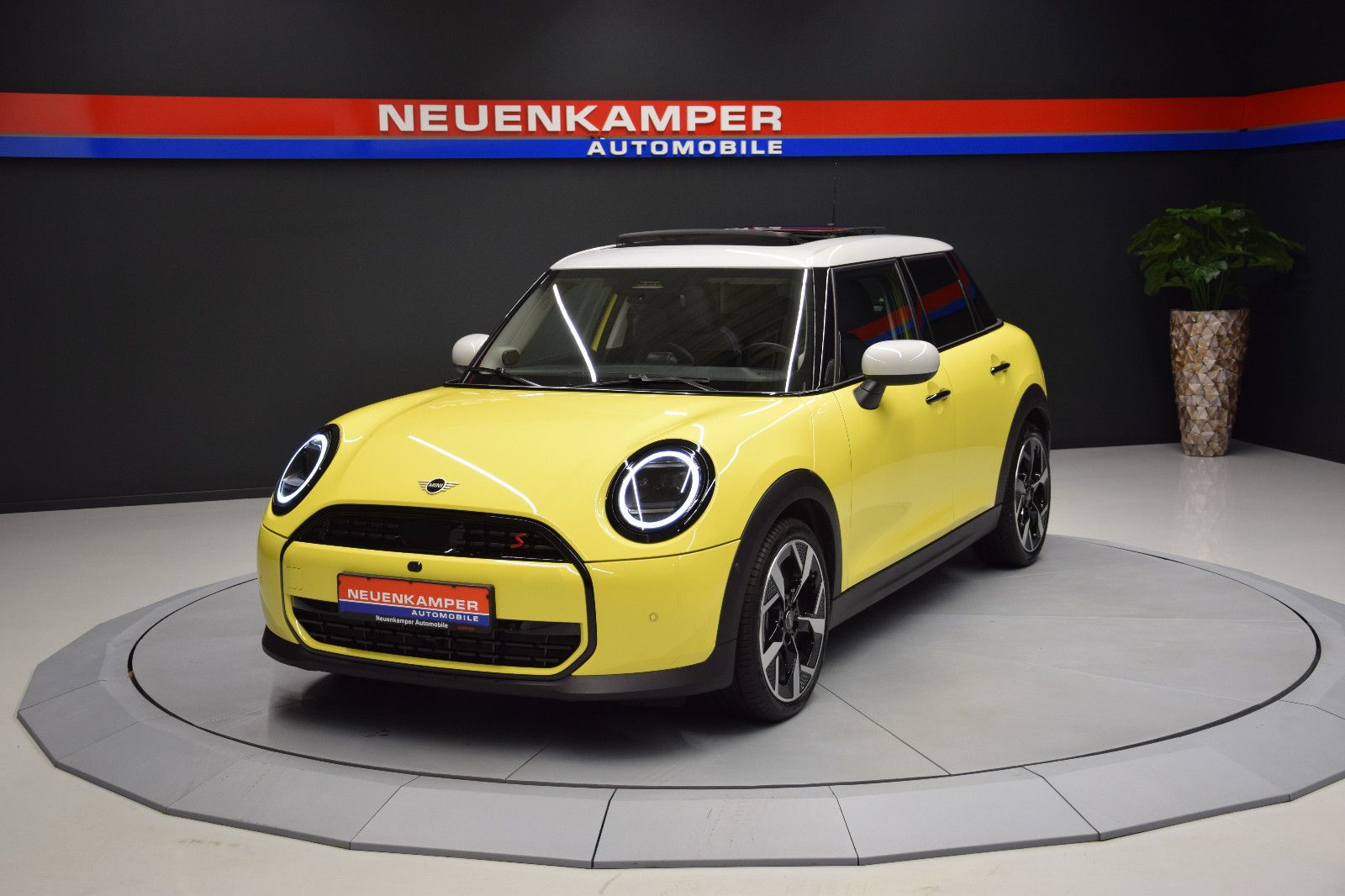 Fahrzeugabbildung MINI Cooper S Classic Trim 5-Türen Paket-L Pano h/k