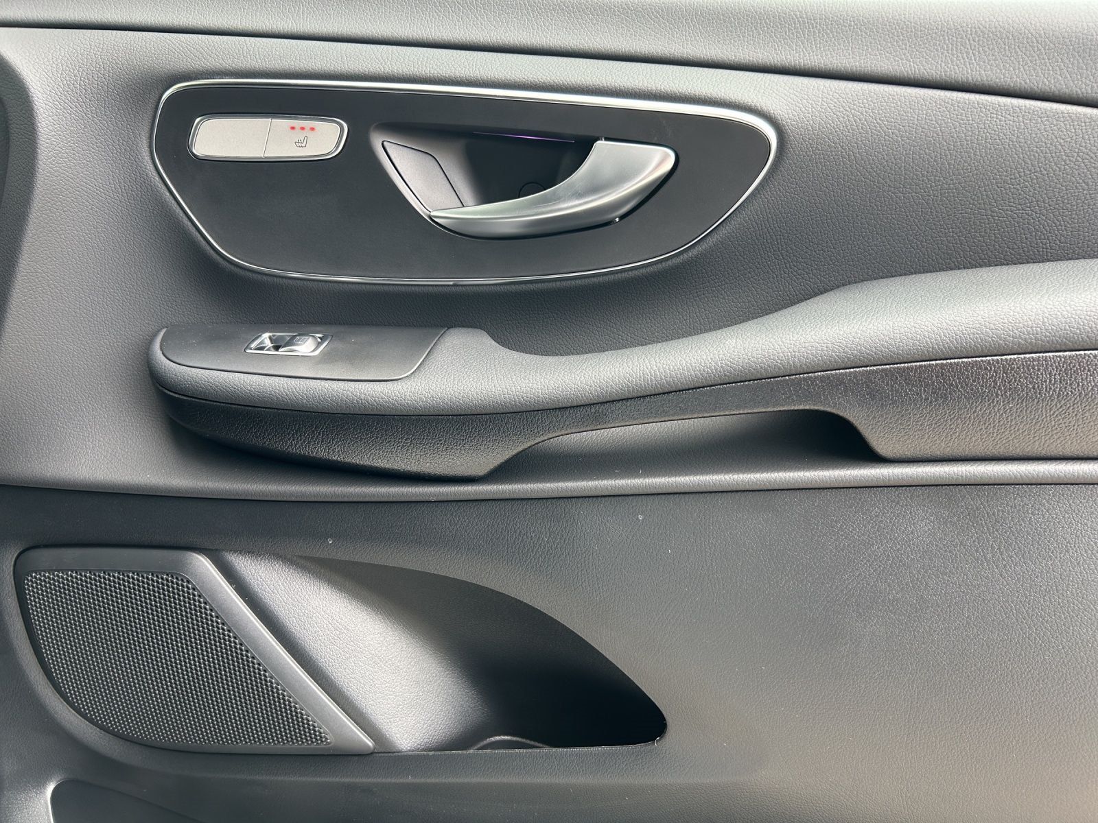 Fahrzeugabbildung Mercedes-Benz V 300 d STYLE lang MBUX DISTRO SHZ 360°