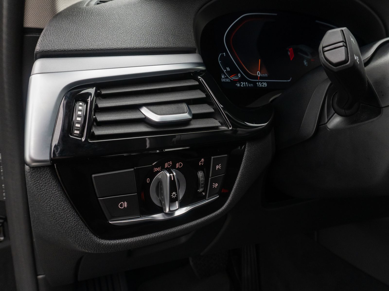 Fahrzeugabbildung BMW 520d xD Kamera HUD DAB Alarm Sport Fernlichtassi