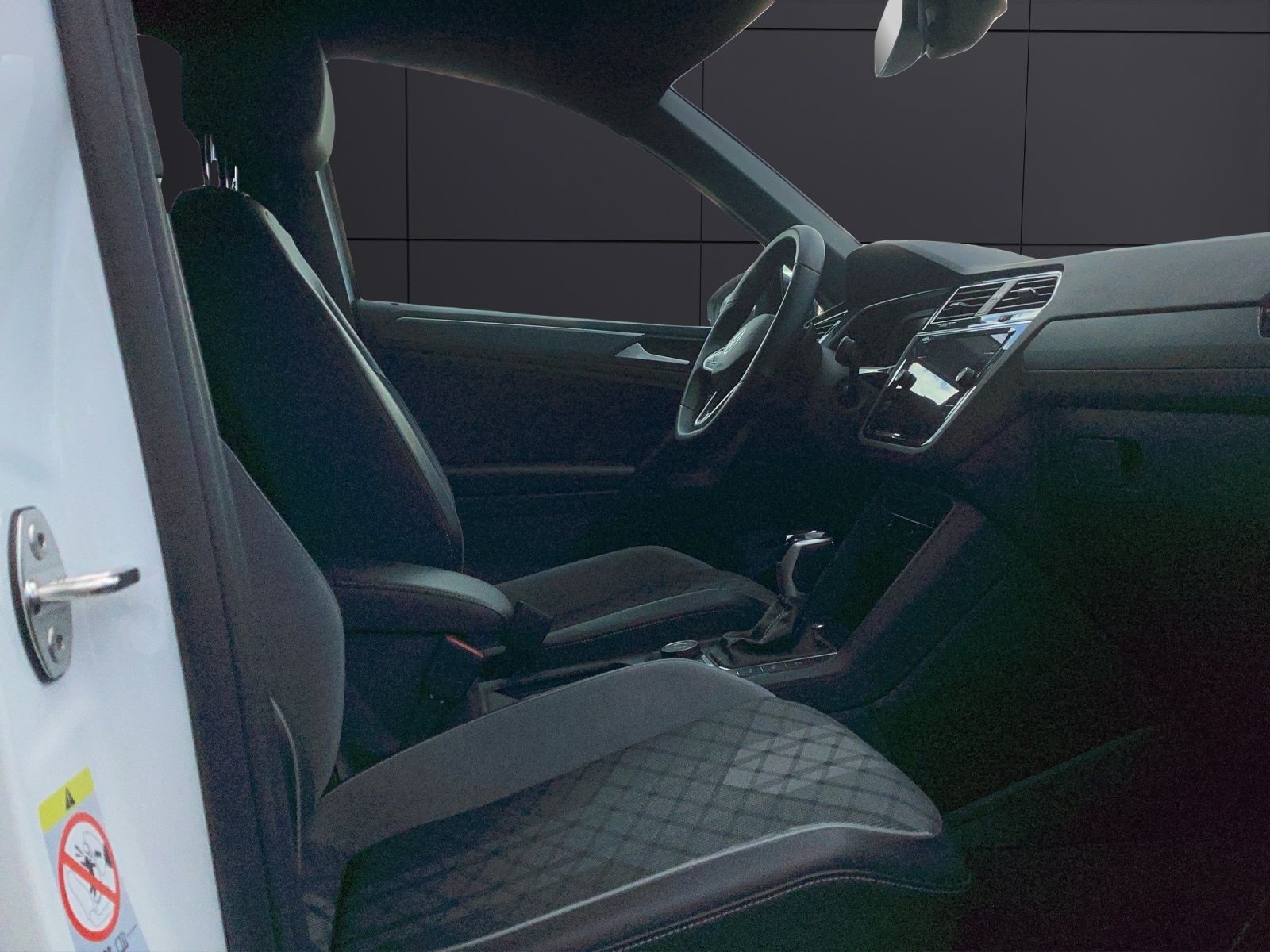 Fahrzeugabbildung Volkswagen Tiguan TSI R-Line DSG 4M Matrix AHK Navi AID ACC