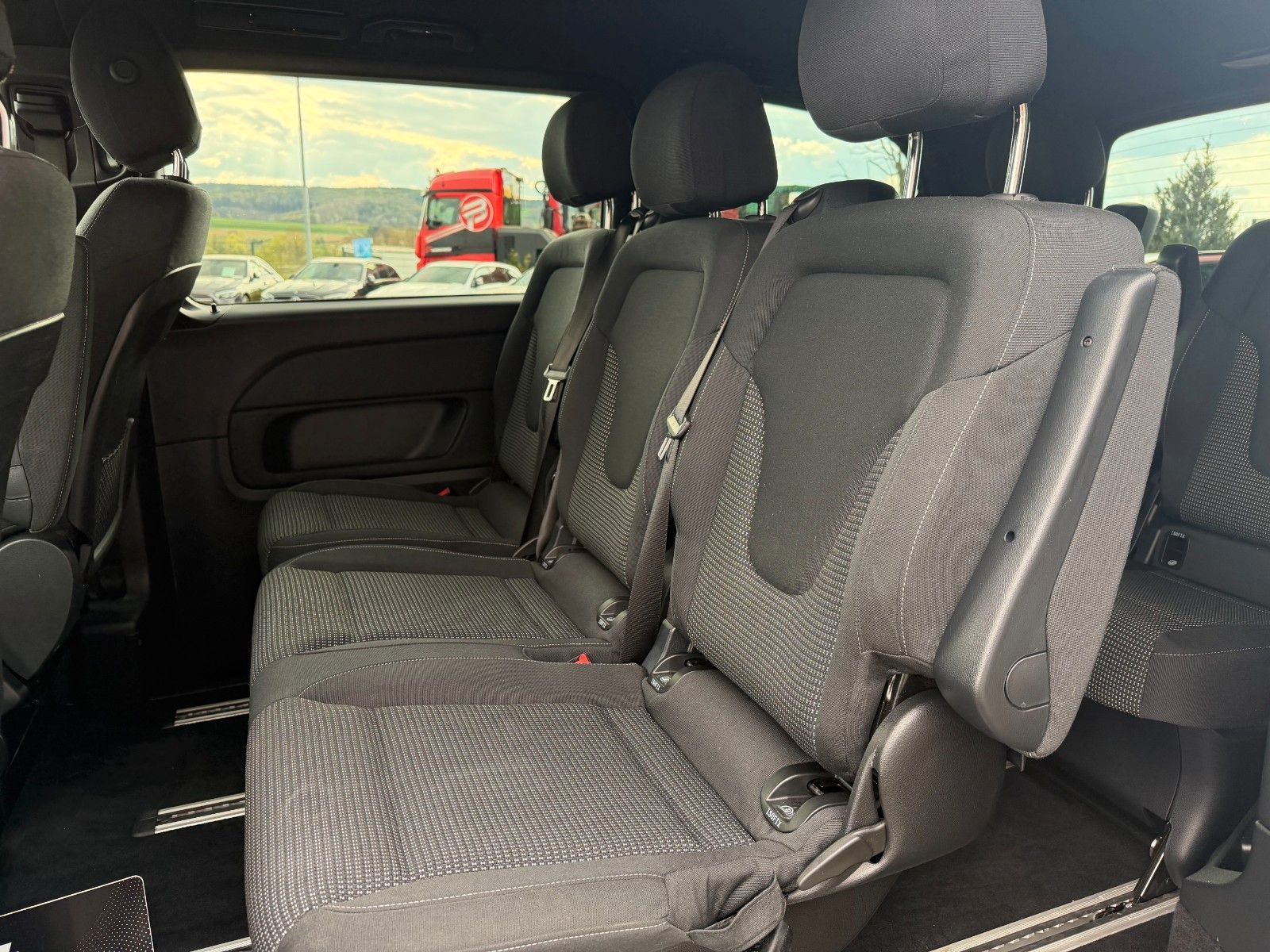 Fahrzeugabbildung Mercedes-Benz V 250 d EDITION AMG Kompakt AHK2,5 DISTRONIC
