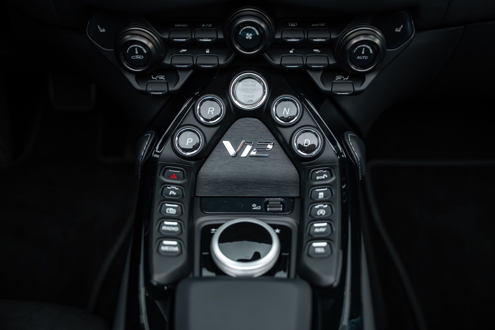 Fahrzeugabbildung Aston Martin V12 Vantage Roadster TOP GEPFLEGT/CARBON SEAT