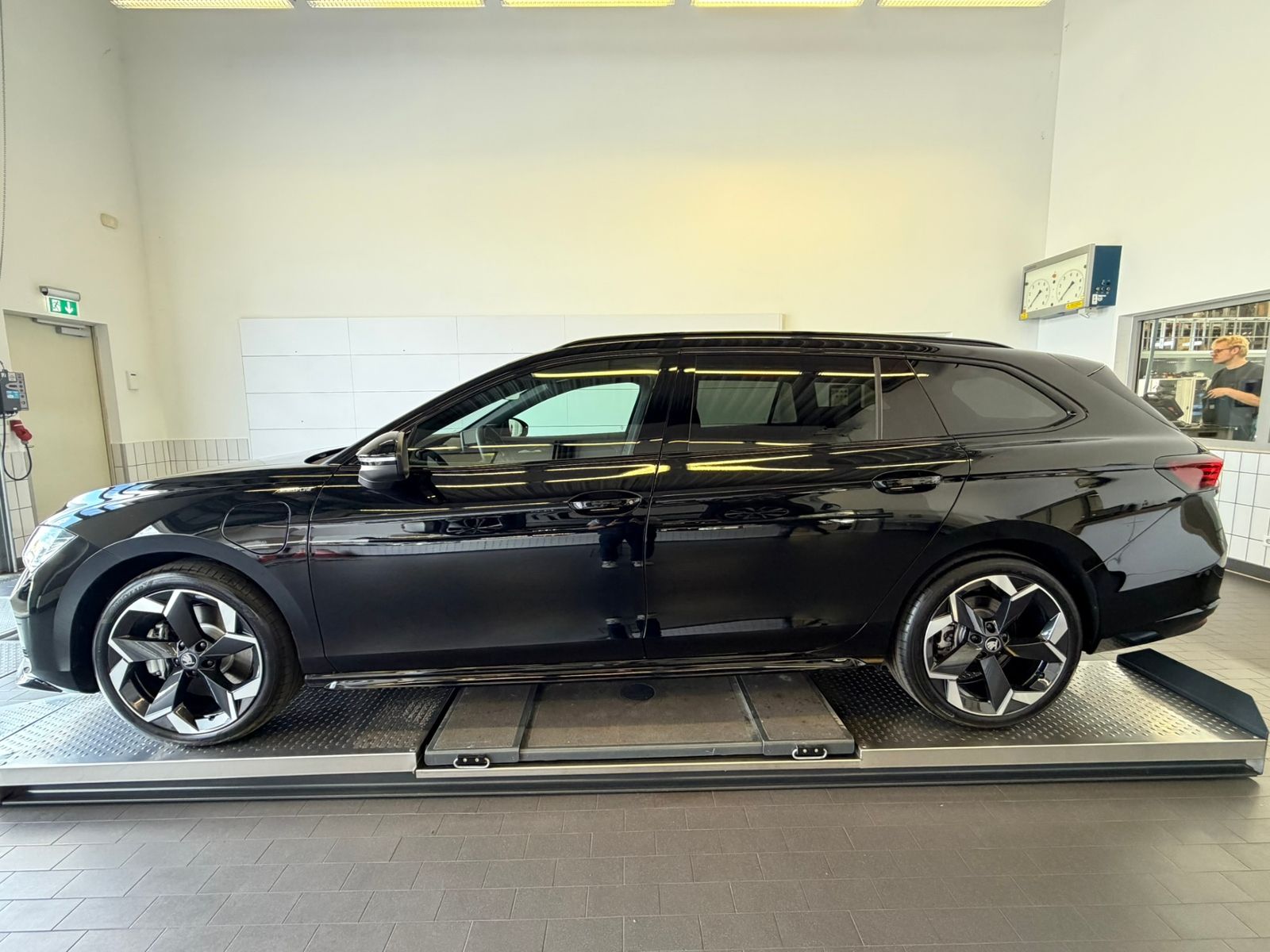 Fahrzeugabbildung SKODA Superb Combi  Sportline 1.5 TSI IV DSG *AHK,Navi