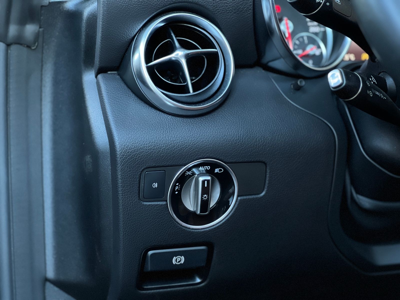 Fahrzeugabbildung Mercedes-Benz SLC 200 LED LEDER NAV SHZ PDC 18"