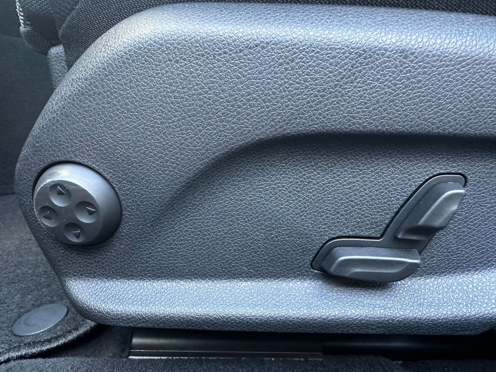 Fahrzeugabbildung Mercedes-Benz E 220 d T 4Matic Avantgarde NAV+LED+WIDESCEEN
