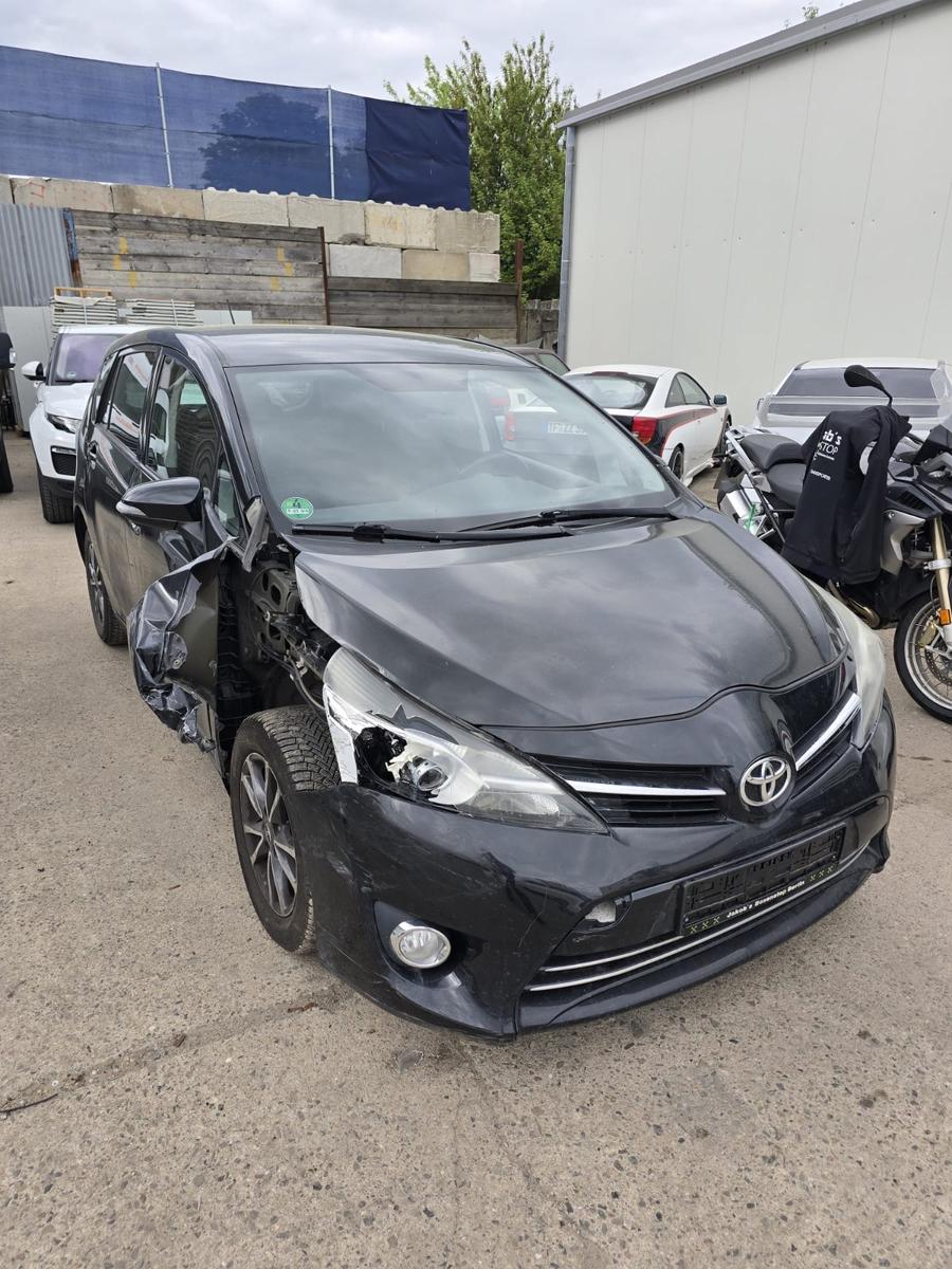 Toyota Verso 2014 — rear view