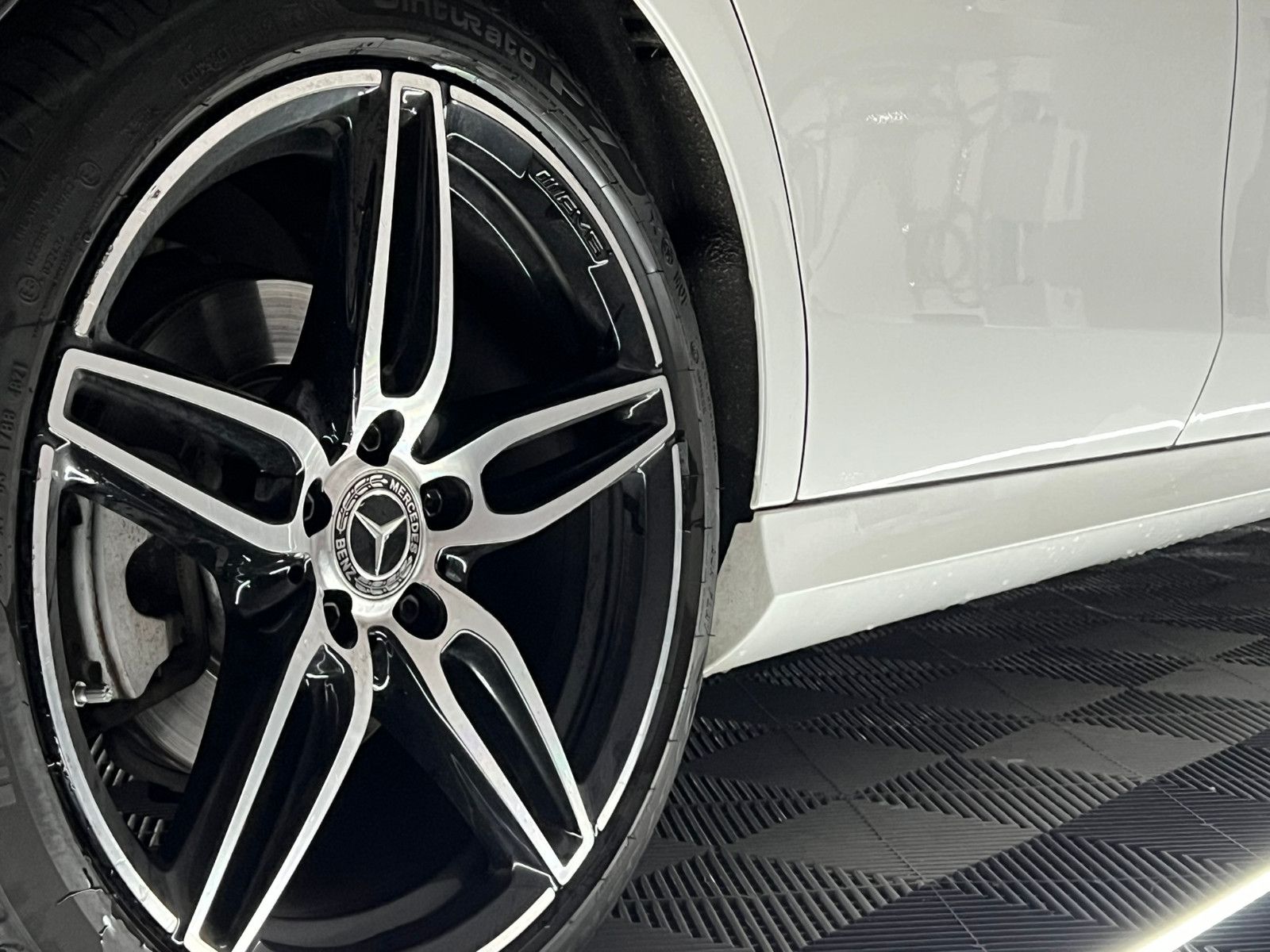 Fahrzeugabbildung Mercedes-Benz E 220 d AMG-LINE/PANO/BURMESTER/DISTRONIC PLUS