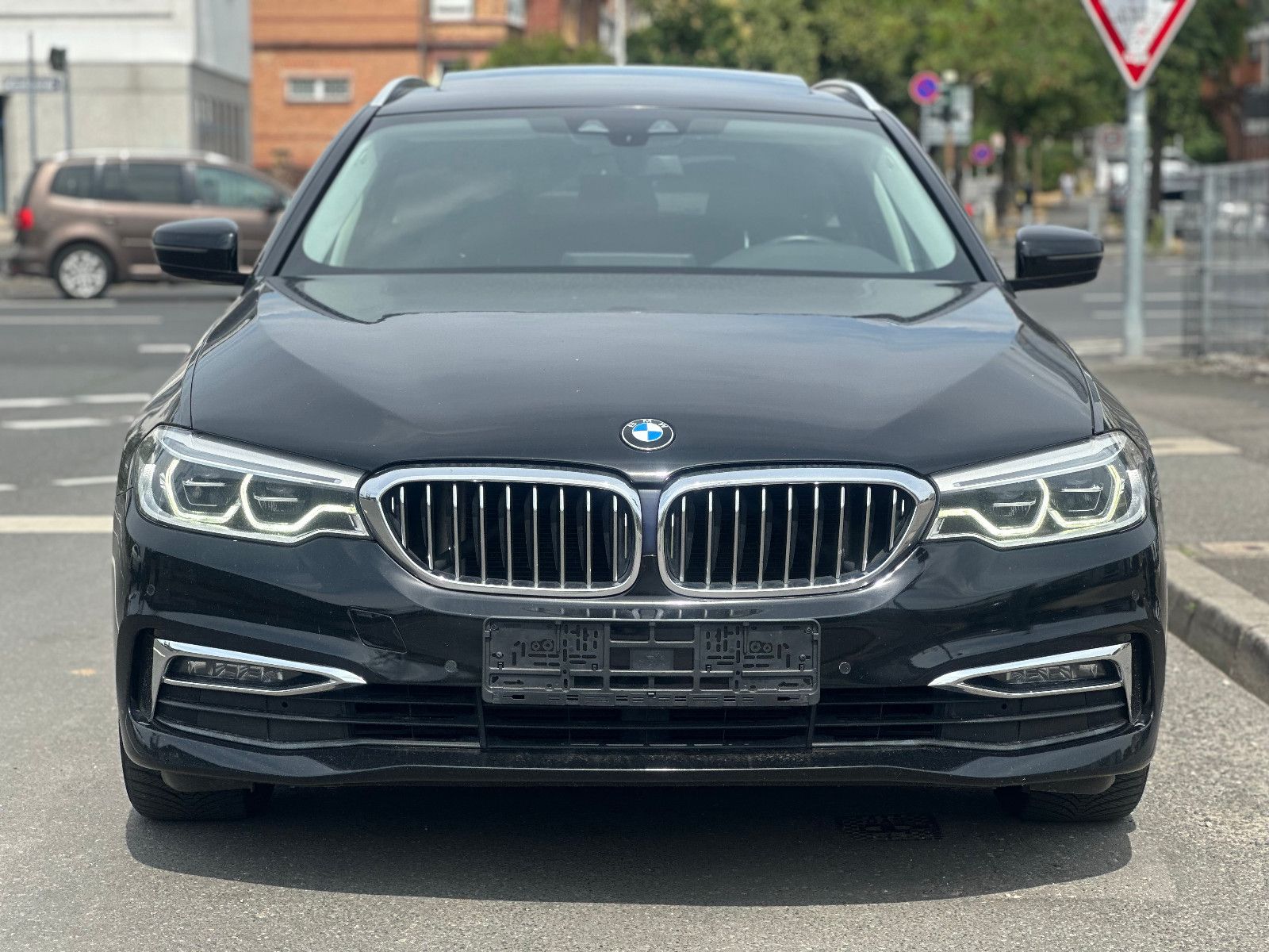 Fahrzeugabbildung BMW 530 d TOURING LUXURY LINE*AHK+PANO+MOD.2020*