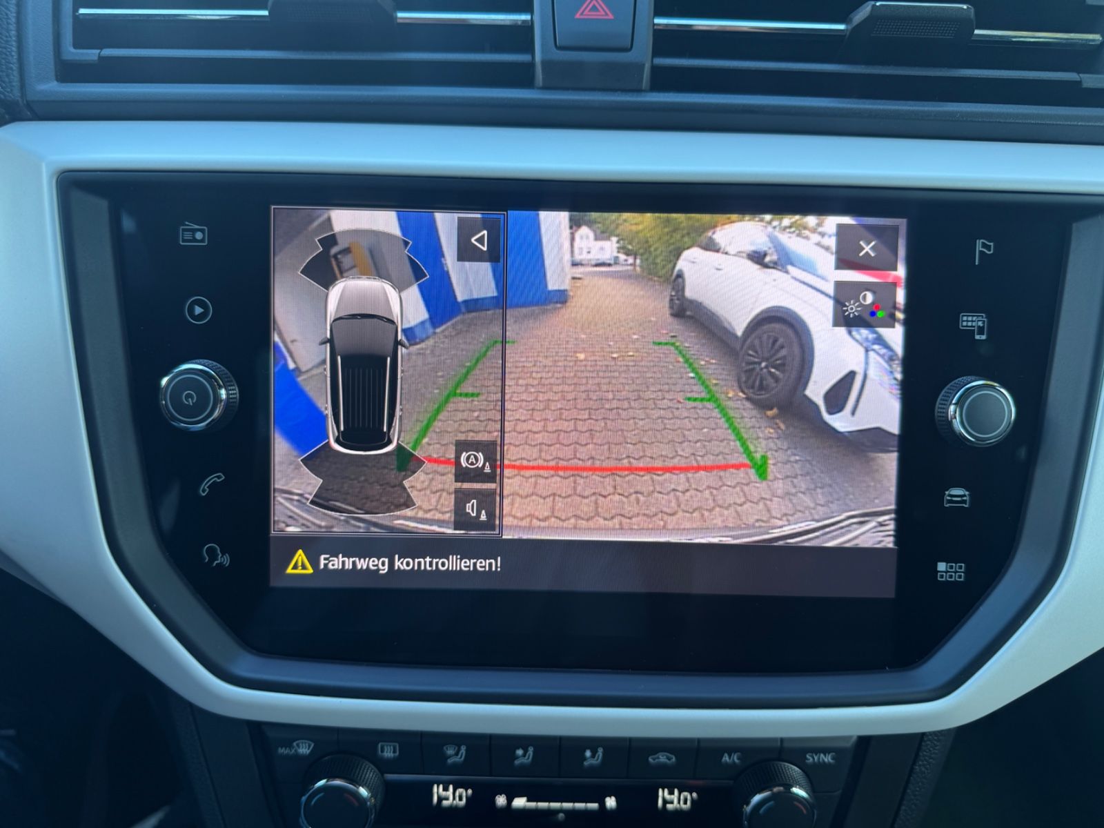 Fahrzeugabbildung SEAT Arona Xcellence LED+Navi+ACC+Lane