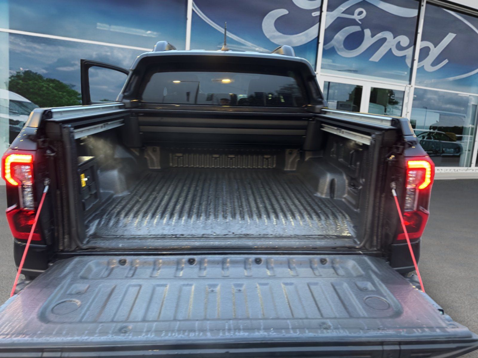 Fahrzeugabbildung Ford Ranger Plug-in-Hybrid Stormtrak e-4WD Doppelkab