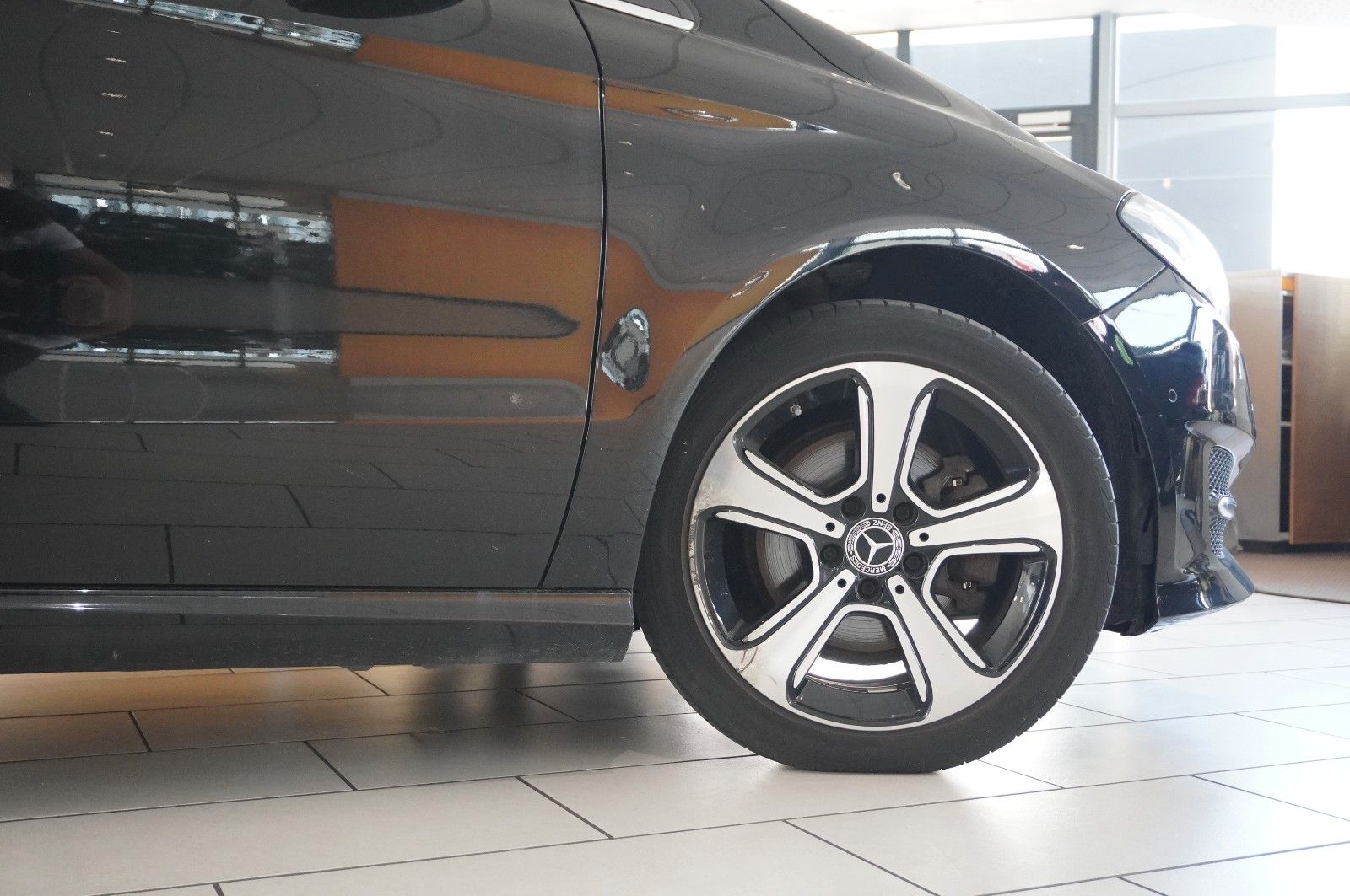 Fahrzeugabbildung Mercedes-Benz B 200 URBAN NAVI/LED/SHZ/PDC/TEMP./LEDER/KLIMA