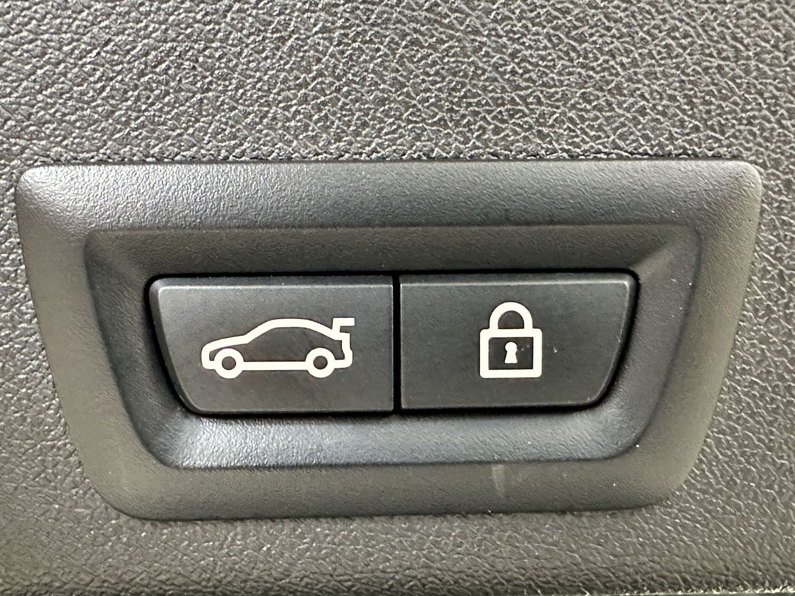 Fahrzeugabbildung BMW X6 xDrive30d M-Sport NAV+LASER+AHK+PANO+HEAD-UP