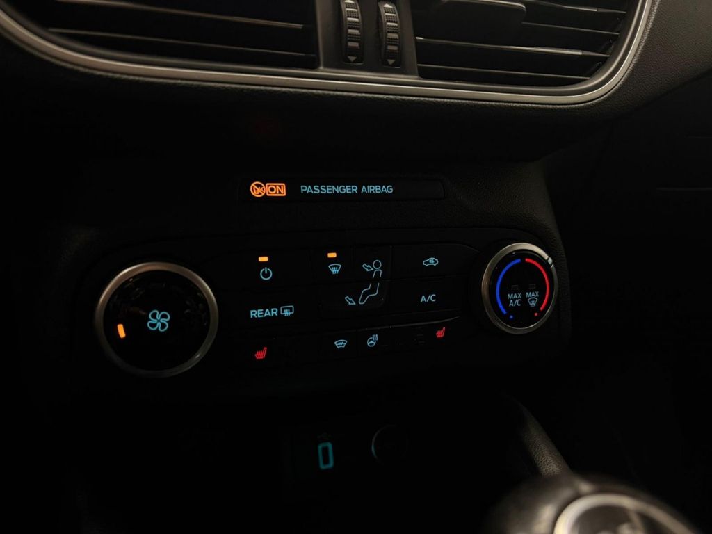FORD Ford Focus NAVI DAB USB ISOFIX LENK+SITZHZG FORD Ford Focus NAVI DAB USB ISOFIX LENK+SITZHZG