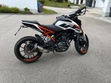 KTM 125 Duke Weiss mit Tieferlegung - MOTORRAD TIEFERLEGUNG