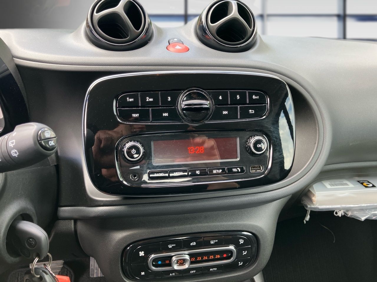 Fahrzeugabbildung Smart smart EQ fortwo 22KW+SITZHEIZ+KLIMAAUTO+DAB+USB