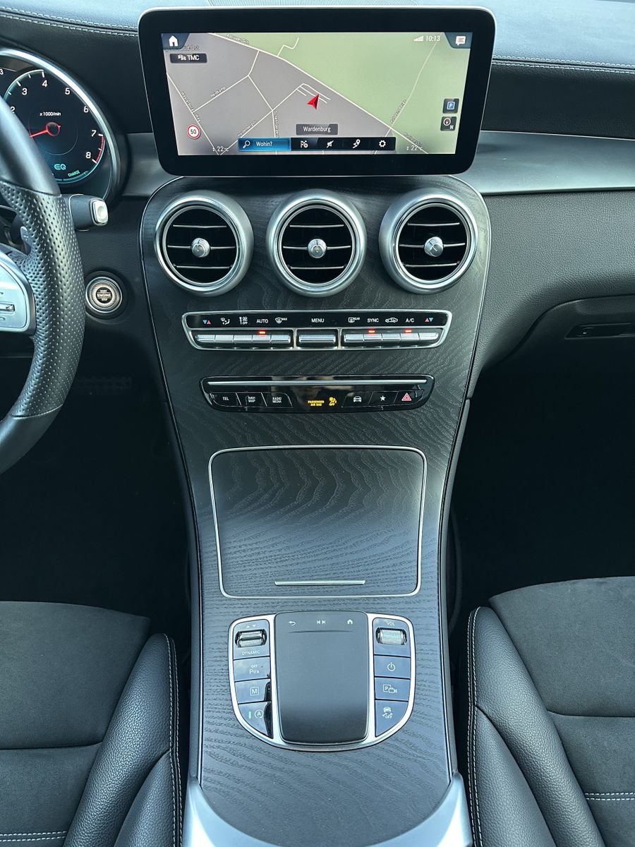 Fahrzeugabbildung Mercedes-Benz GLC 300 4Matic AMG-Line NAV+LED+DISTRONIC+20ZOLL