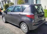 Toyota Verso S  - graue Toyota Verso-S