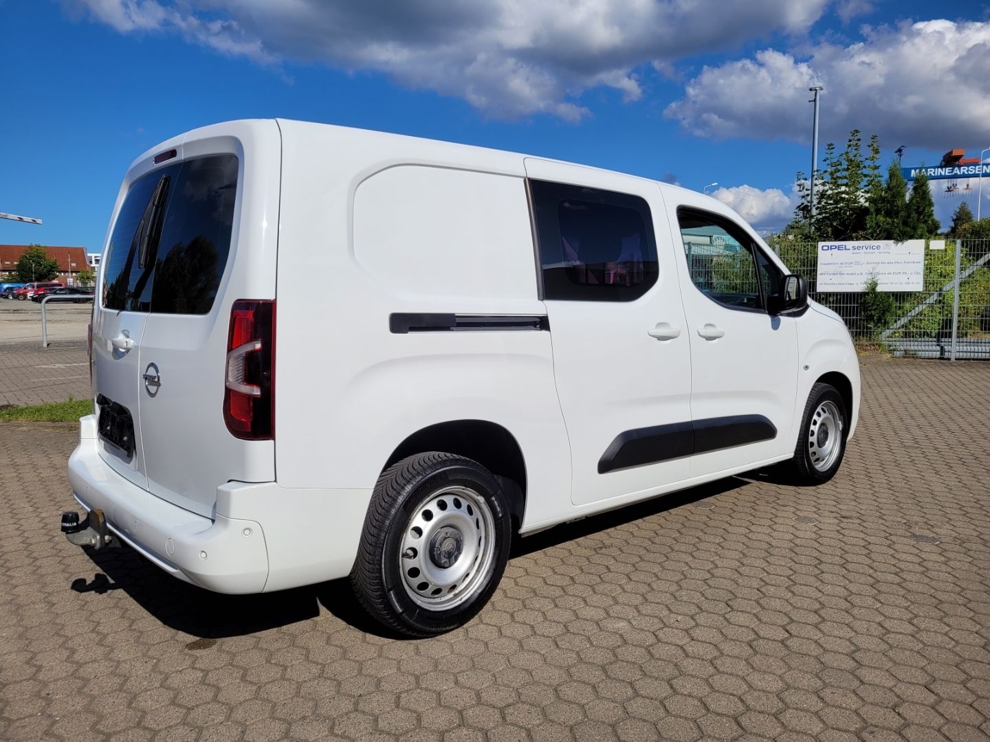 Fahrzeugabbildung Opel Combo Cargo Doppelkabine + AWR + PDC vo. & hi.