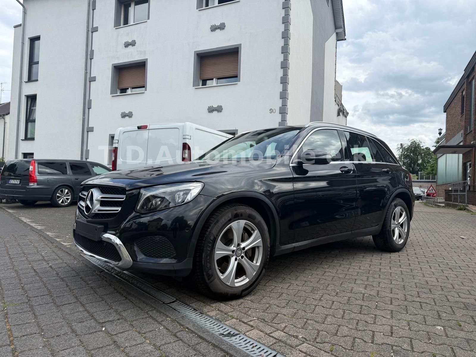 MERCEDES-BENZ GLC 220 d 4Matic / Pano / Navi /