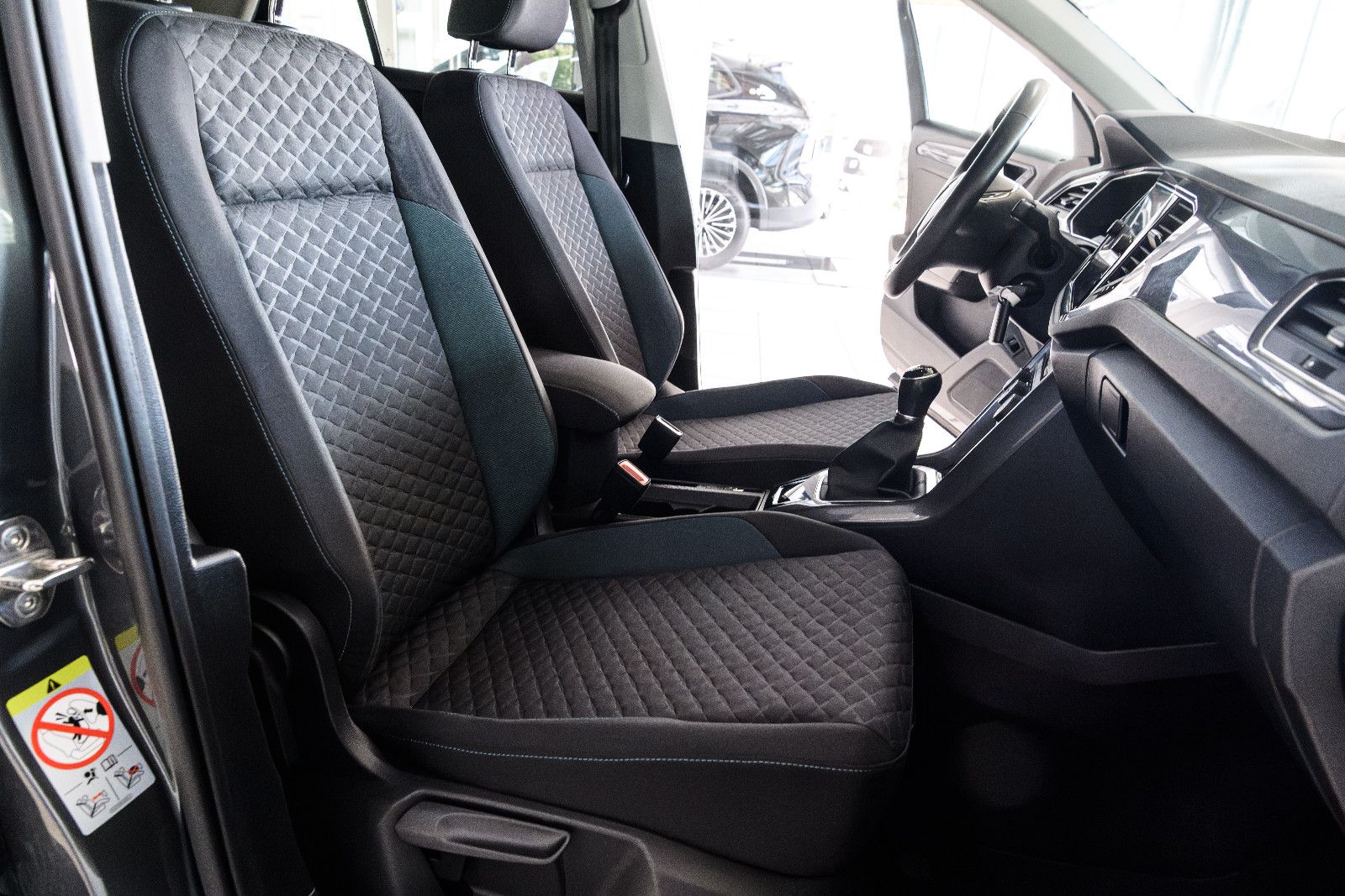 Fahrzeugabbildung Volkswagen T-Roc IQ.DRIVE+AHK+GJR+NAVI+PANORAMA+EL.HECKKLAP