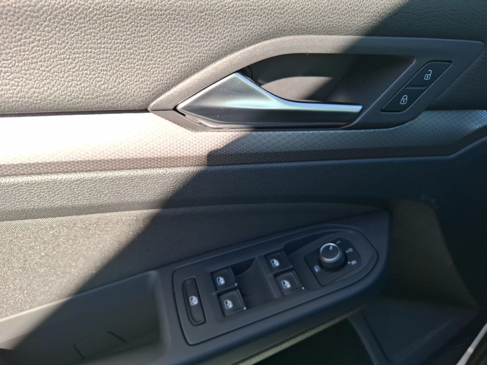Fahrzeugabbildung Volkswagen Golf VIII TSI Active LED Navi AID SHZ PDC