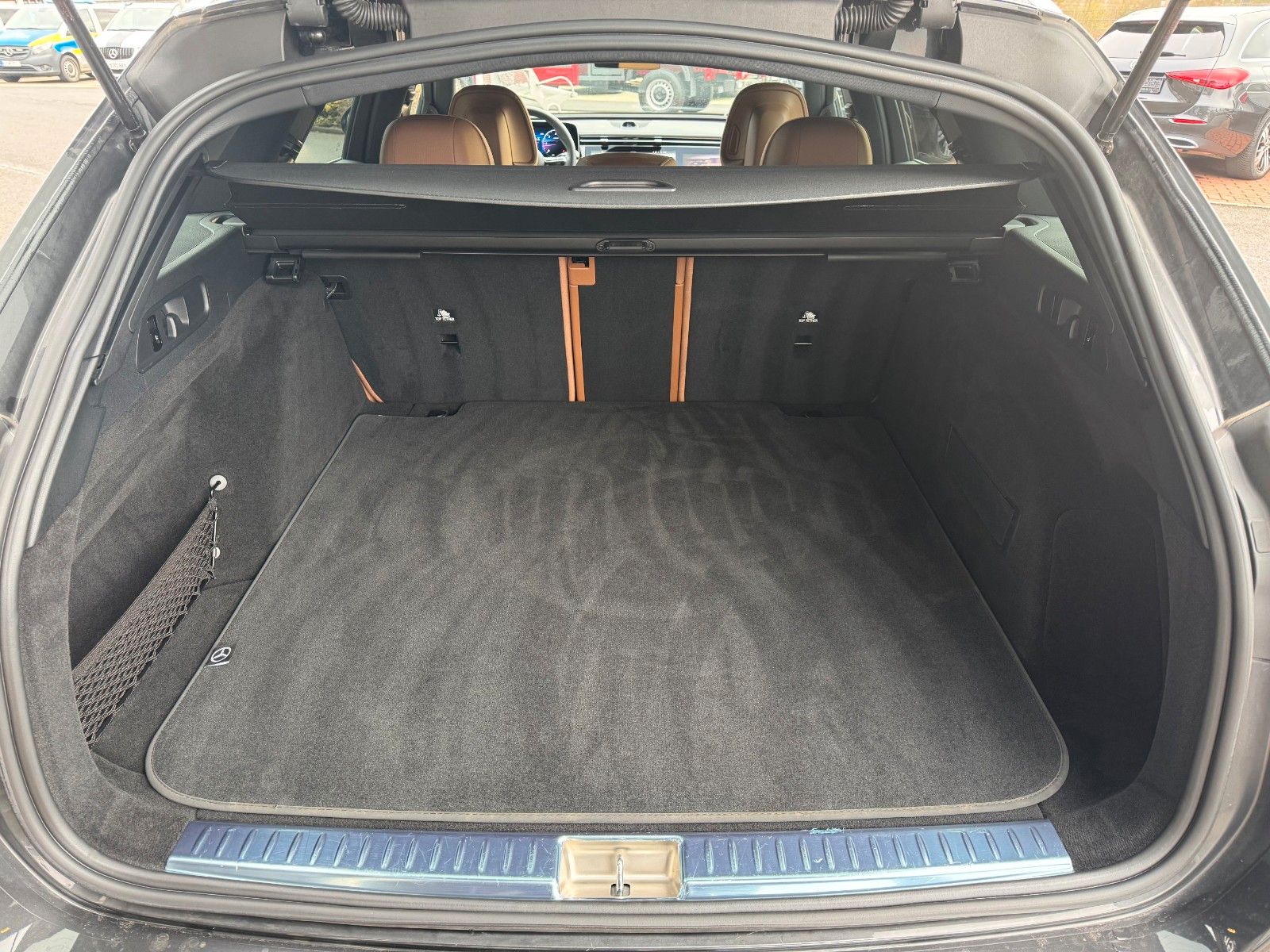 Fahrzeugabbildung Mercedes-Benz E 220d T AMG+Hyperscreen+Leder+AHK+DistrPro+STH