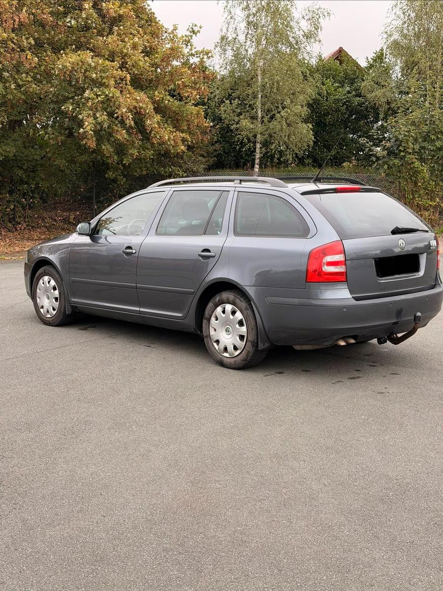 Skoda Octavia 2006 — rear view