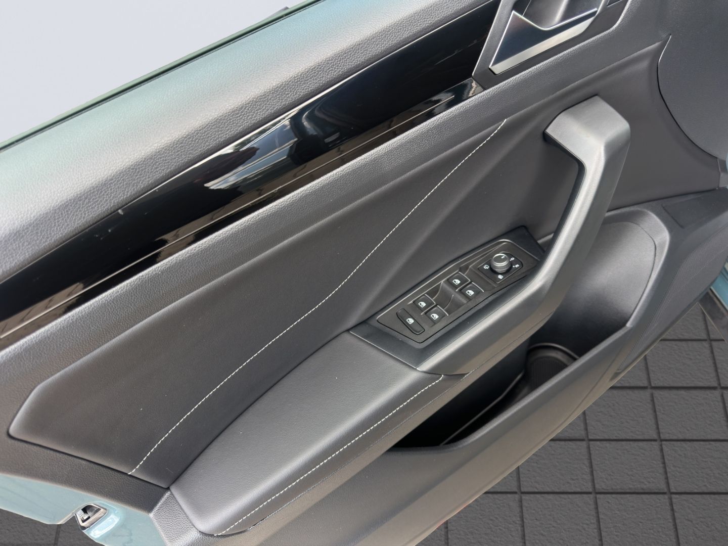 T-Roc 1.5 TSI OPF (EURO 6d) DSG R-Line AHZV LED