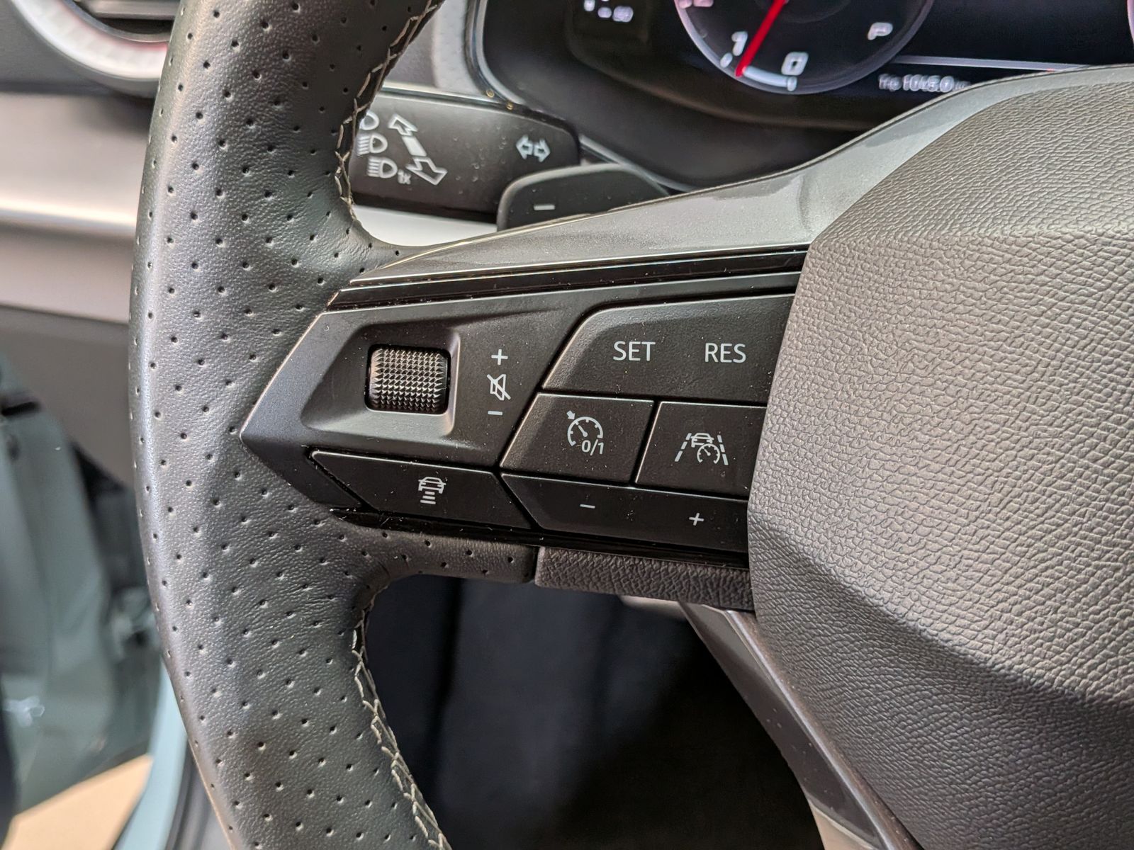 Fahrzeugabbildung SEAT Arona 1.5 TSI FR Black Editio*ACC*KAMERA*LED*18"