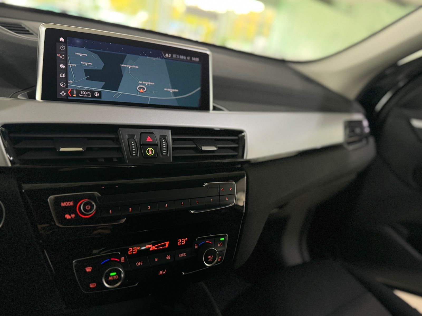 Fahrzeugabbildung BMW X1 xD25e Parkassist DAB Navi Geschwindigkeitsreg