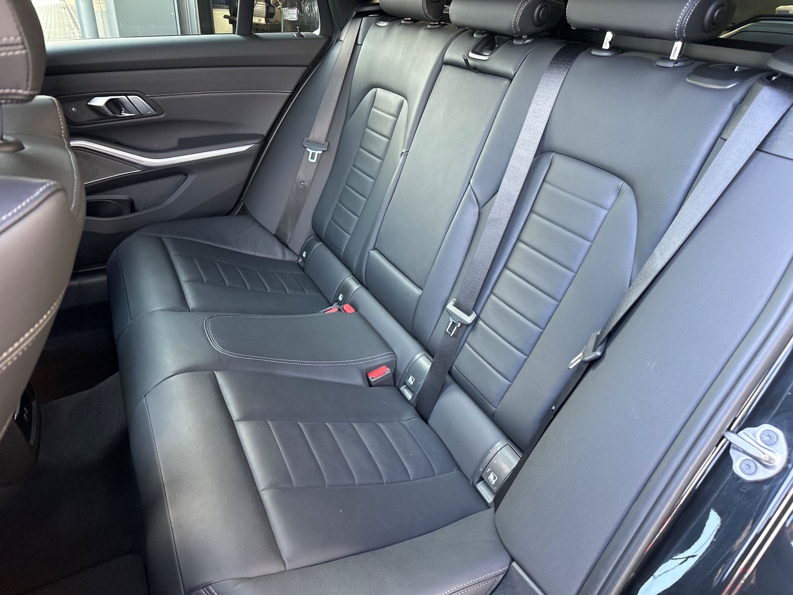 Fahrzeugabbildung BMW 320d Touring M-Sport NAV+LED+PANO+SHZ+PDC+DAB