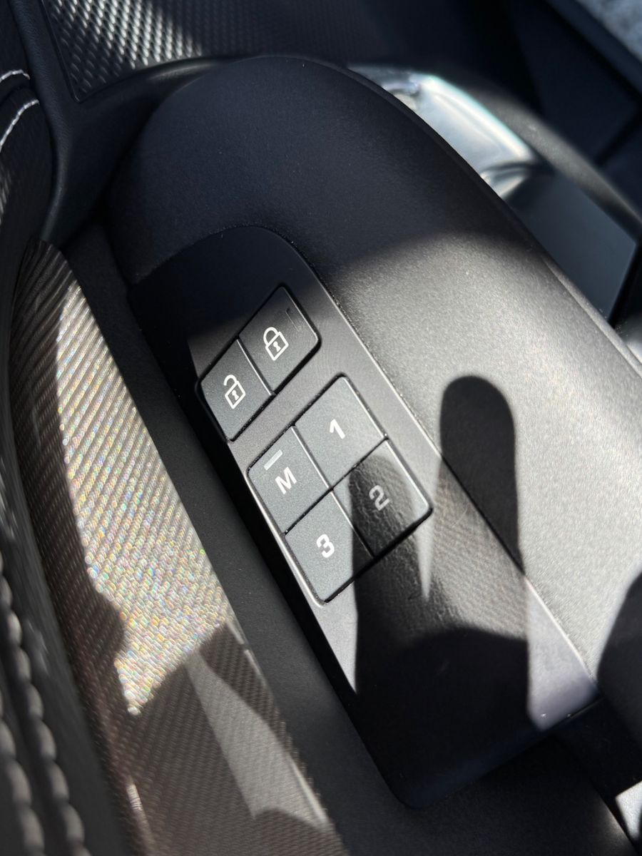 Fahrzeugabbildung Land Rover Discovery  R-Dynamic AWD/7-SITZER/360'°Cam/AHK