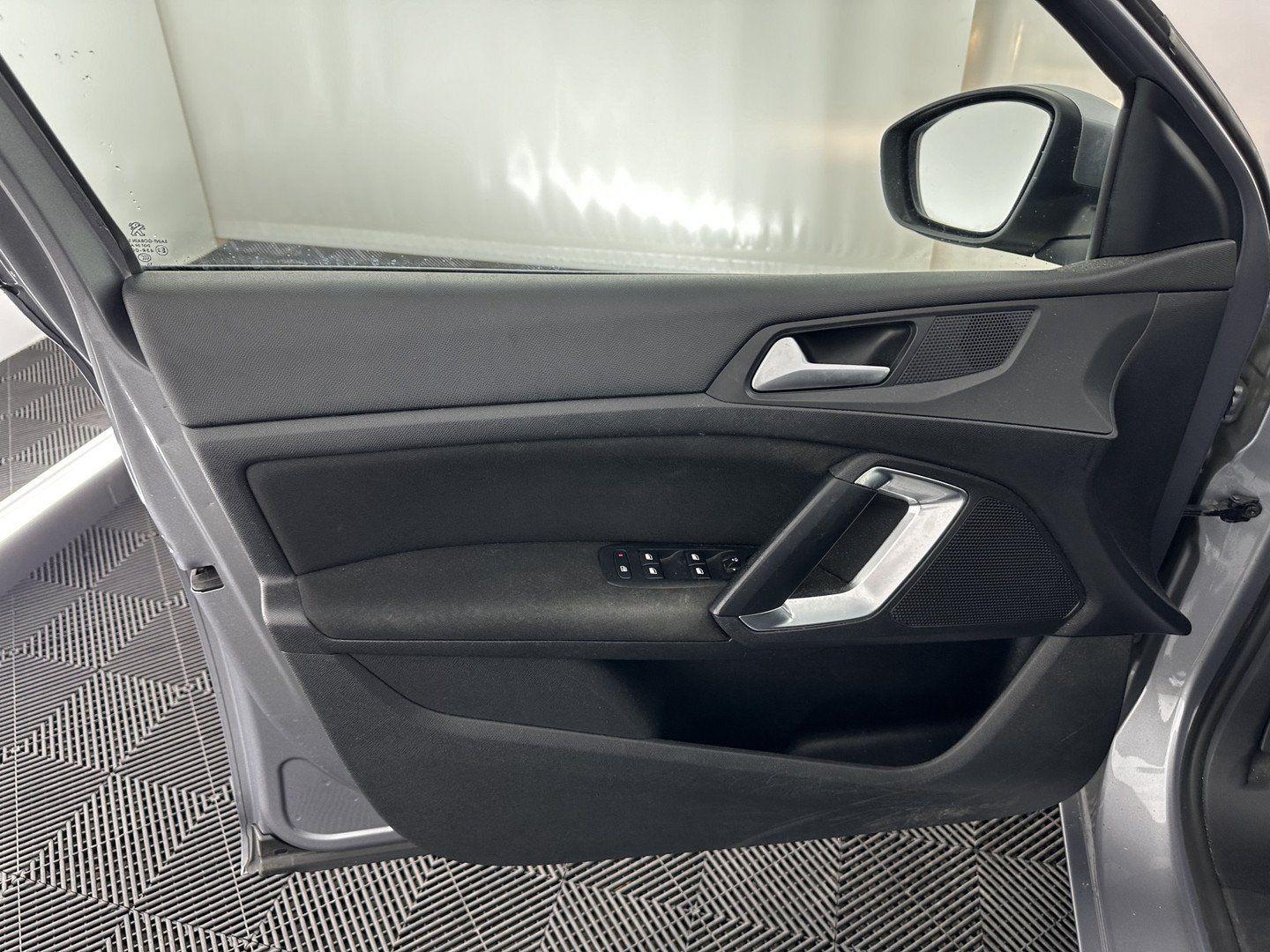 Peugeot 308 2015 — photo 23
