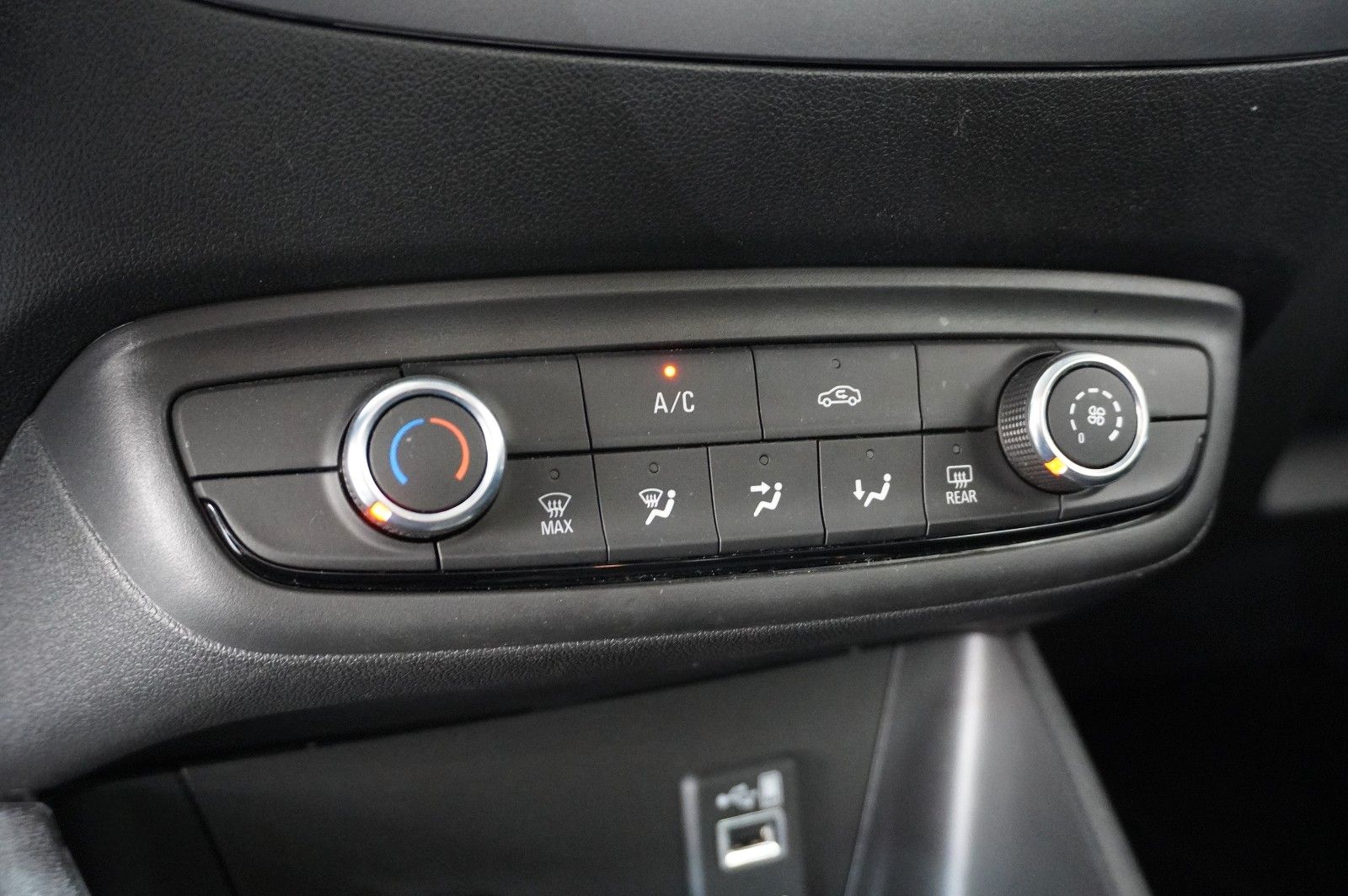 Fahrzeugabbildung Opel Crossland (X) 1.5D EDITION NAVI/LED/KAMERA/DAB+