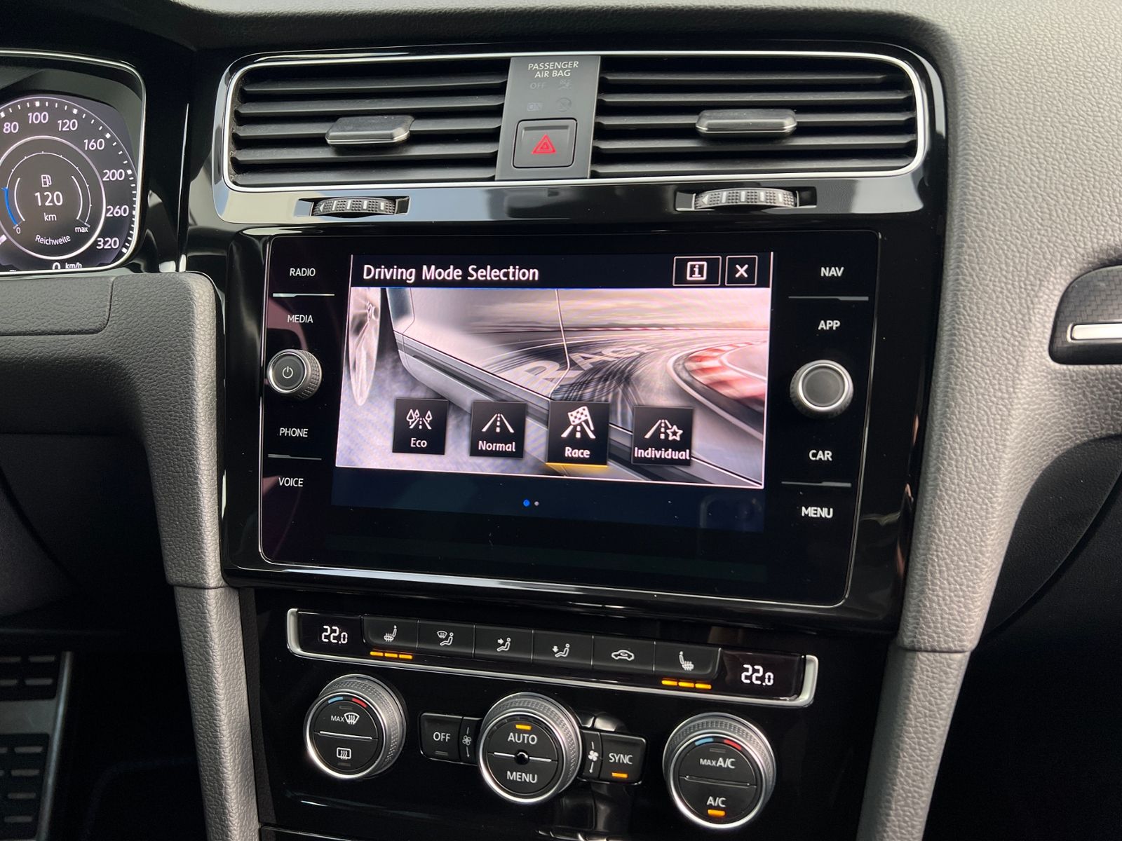 Fahrzeugabbildung Volkswagen Golf VII Variant R 2.0 TSI DSG 4MOTION *LED,DYNA