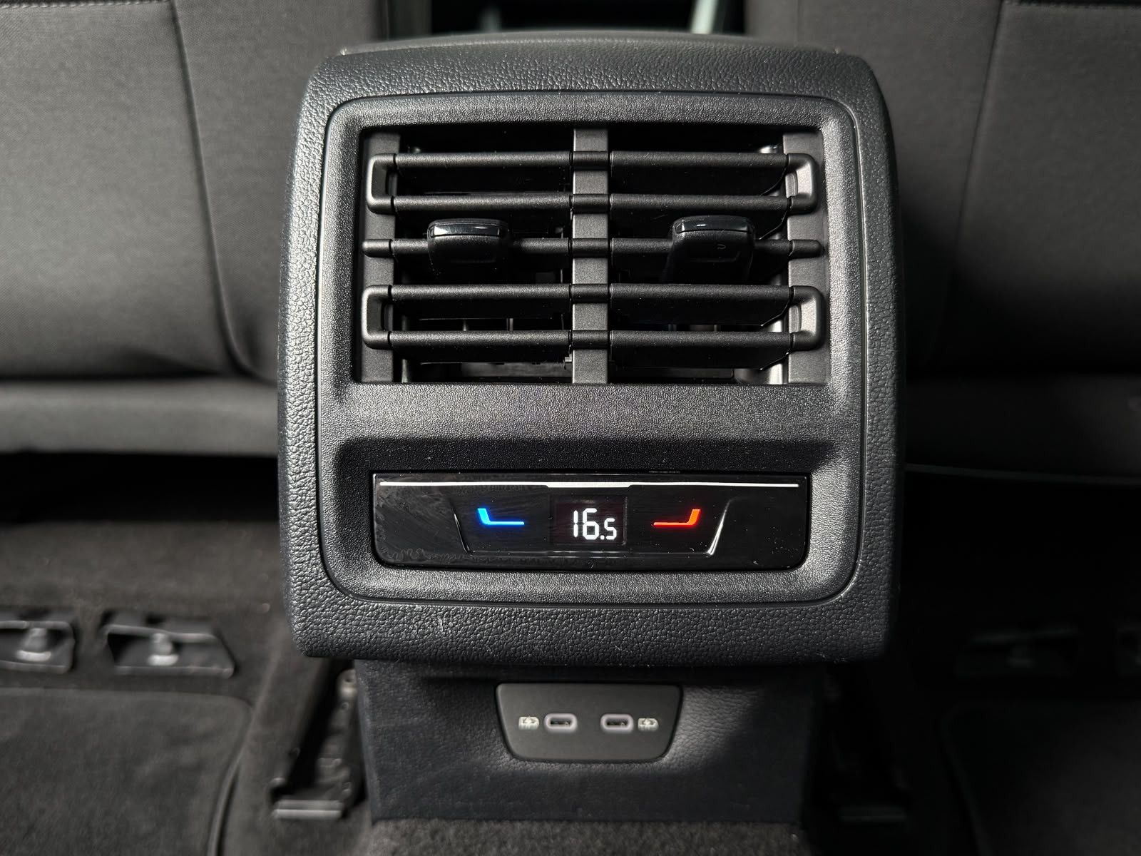 Fahrzeugabbildung Volkswagen Golf 2.0 TDI DSG LIFE LED+KAM+ACC+SHZ+CARPL+AMBI