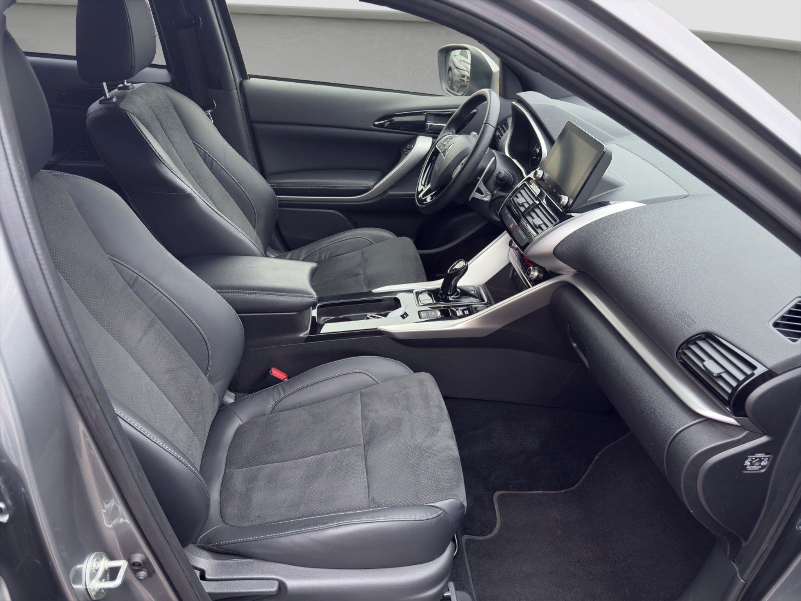 Fahrzeugabbildung Mitsubishi Eclipse Cross 2.4 PHEV 4WD   Select Tieflegung