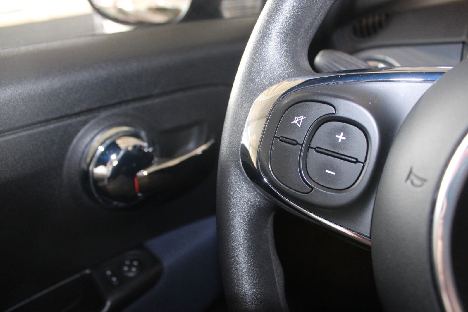 Fahrzeugabbildung Fiat 500 Hybrid CULT KLIMA DAB+ Allwetterreifen Tempo