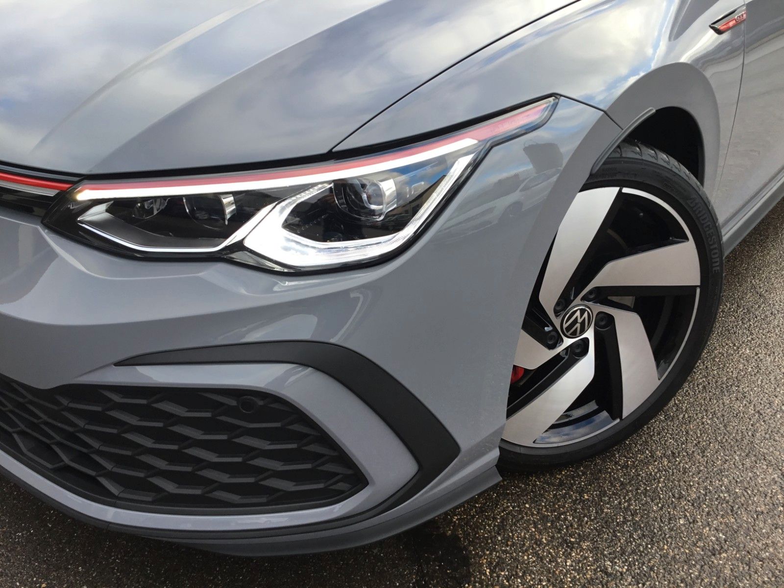 Fahrzeugabbildung Volkswagen Golf 2.0 TSI DSG GTI+Pano+18"+IQ Light