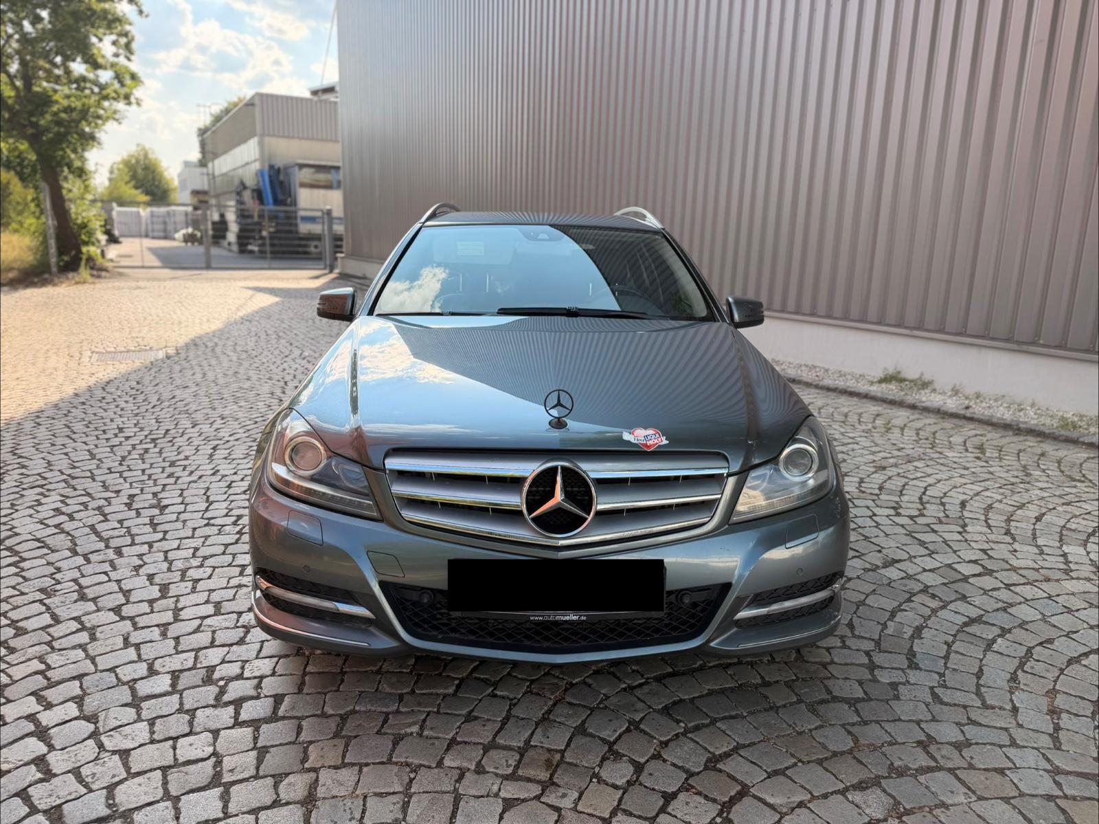 Mercedes-Benz C350 2011 — rear view