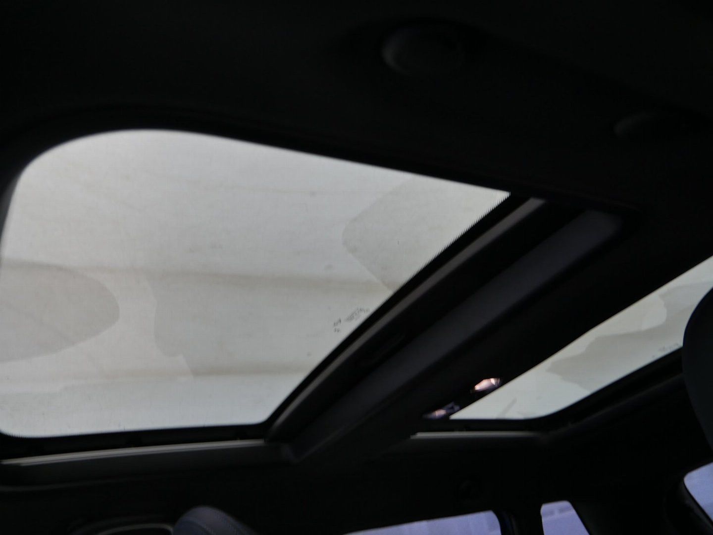 Fahrzeugabbildung MINI Cooper C Favoured Trim 5-Türen Paket-L Pano h/k