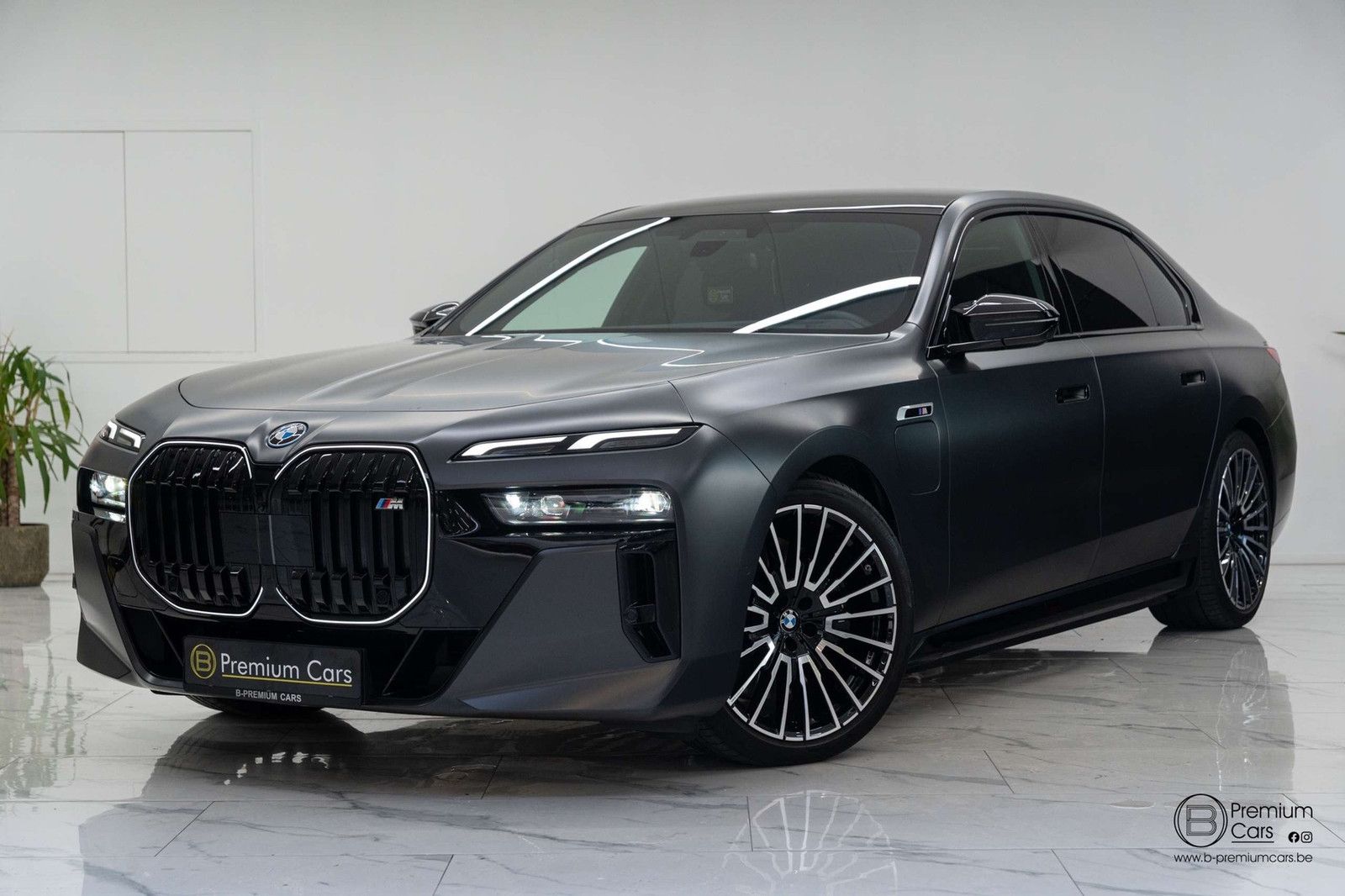 BMW 760 xDrive Individual! FULL OPTIONS! Black pack!