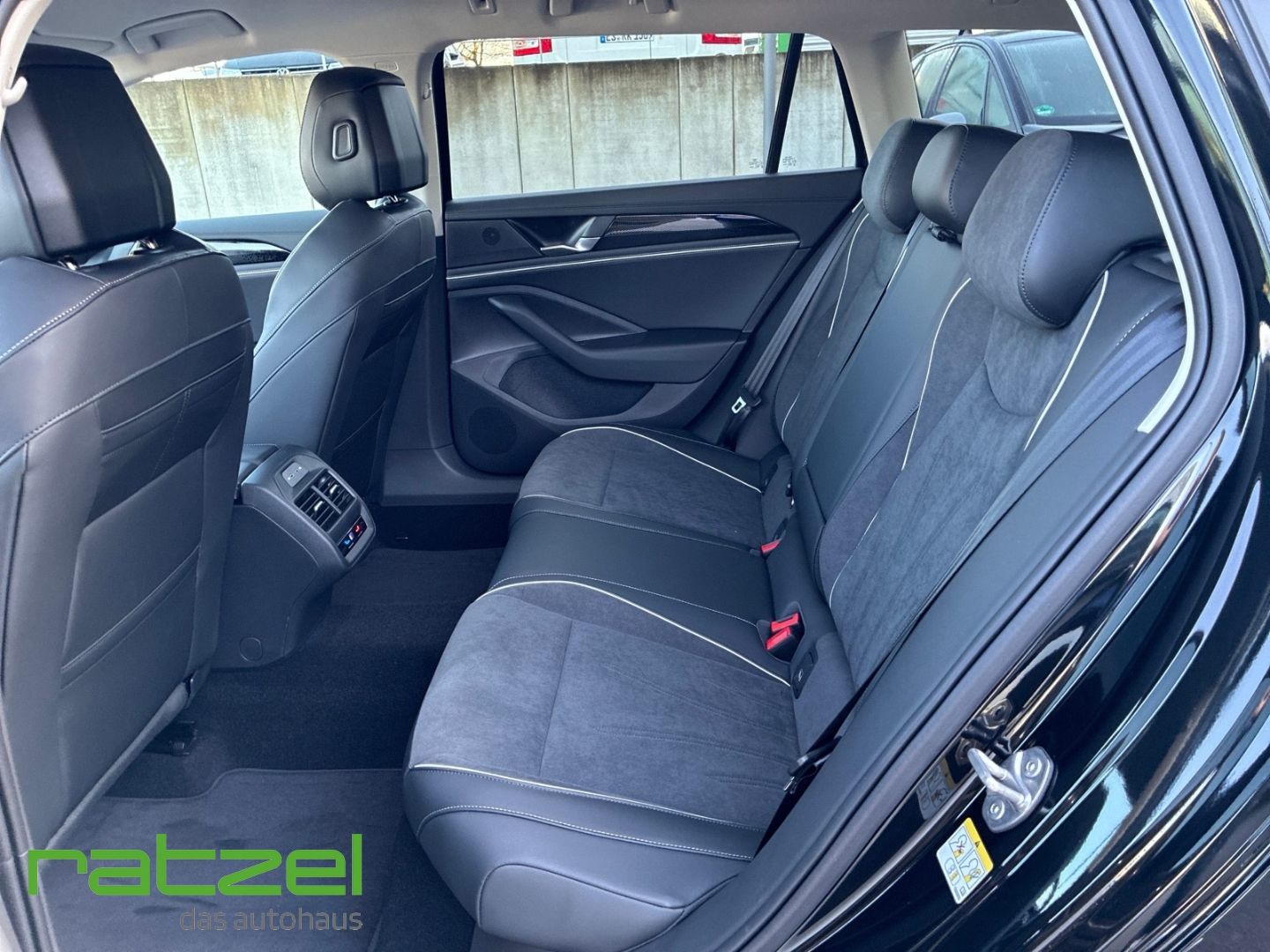 Fahrzeugabbildung Volkswagen Passat BUSINESS 2.0 TDI IQ.Drive+AHK+LED+SHZ+PDC