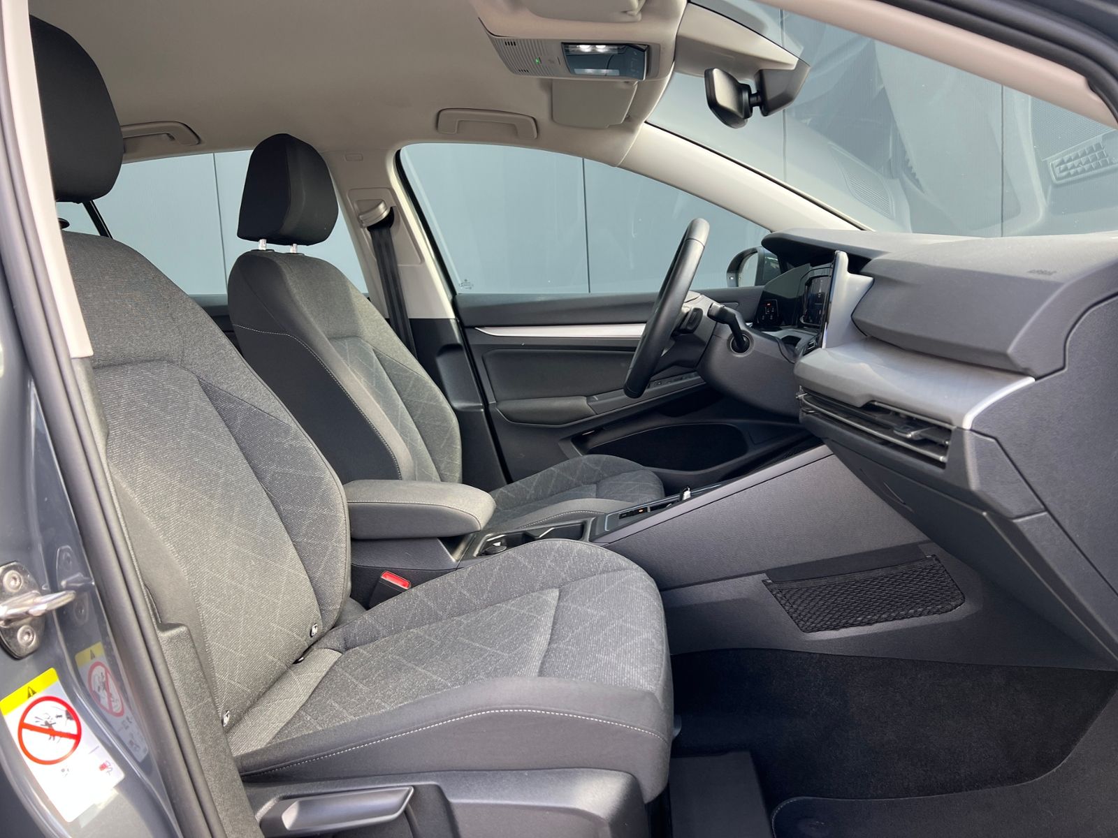 Fahrzeugabbildung Volkswagen Golf VIII 1.5 eTSI Life *AHK, Navi, AppConnect,