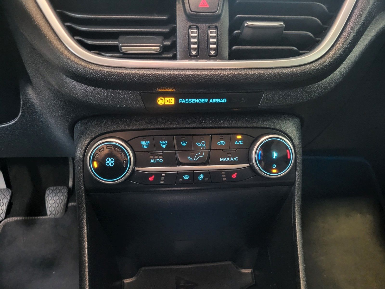 Fahrzeugabbildung Ford Fiesta Titanium/Winterpaket/LED/Sportsitze/PDC