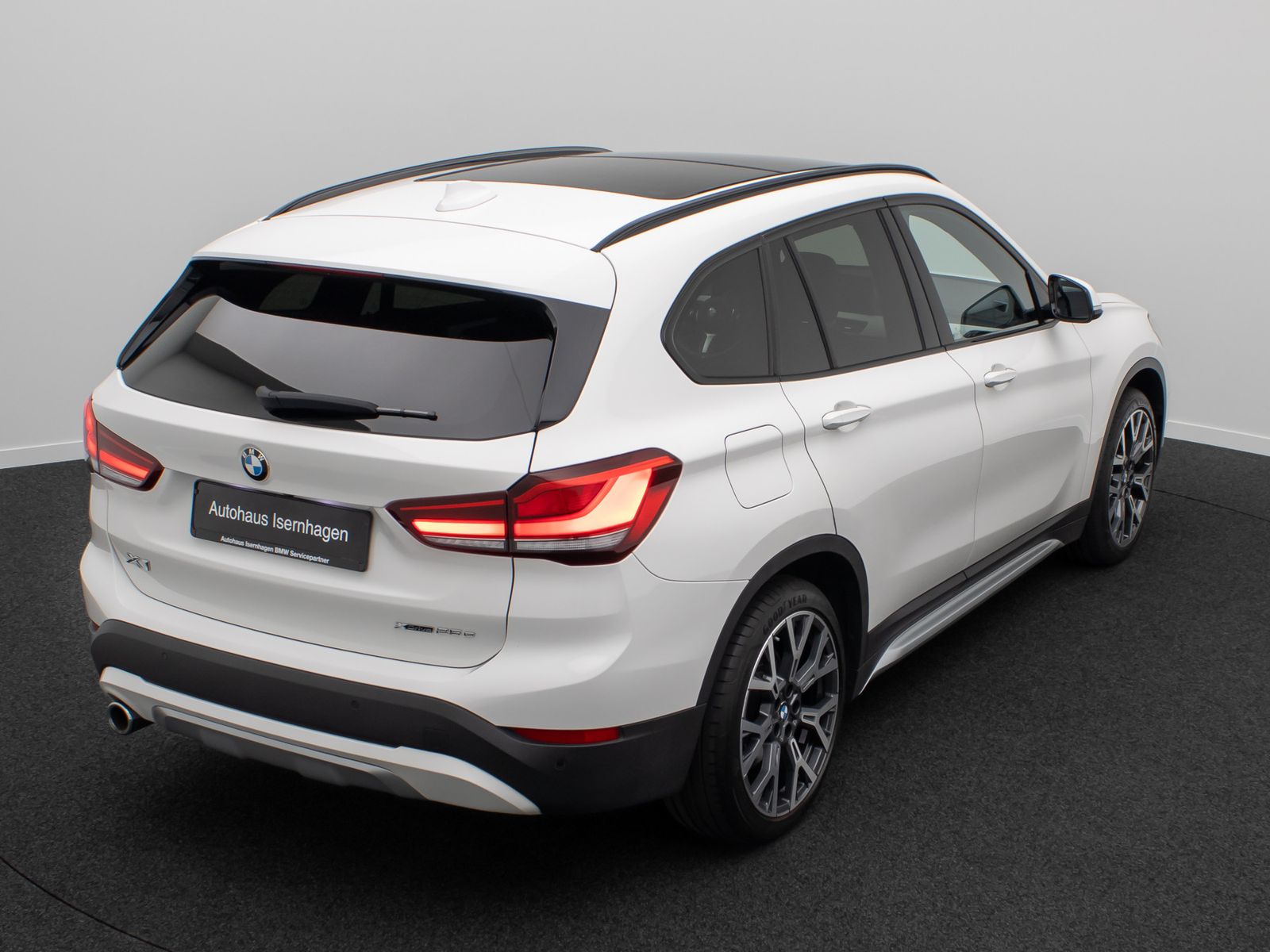 Fahrzeugabbildung BMW X1 xD25e xLine Panorama Kamera HUD DAB H/K 19"