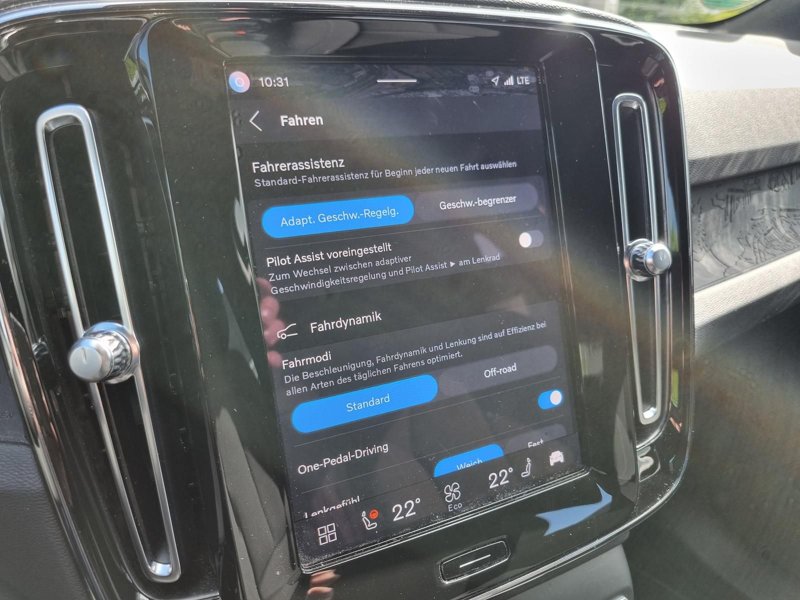 Fahrzeugabbildung Volvo XC40 Plus Recharge Pure Electric 2WD