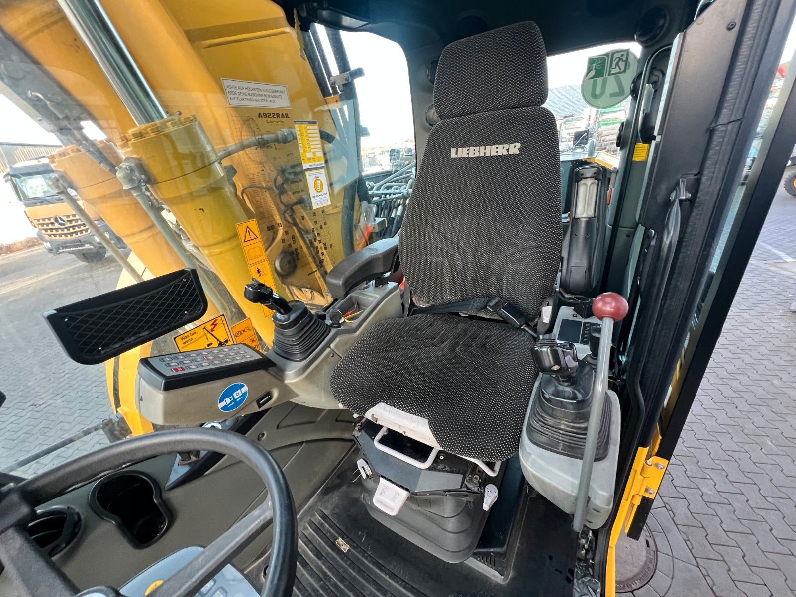 Fahrzeugabbildung Liebherr A922 Rail Litronic / 8.277h / Bahnzulassung 2030