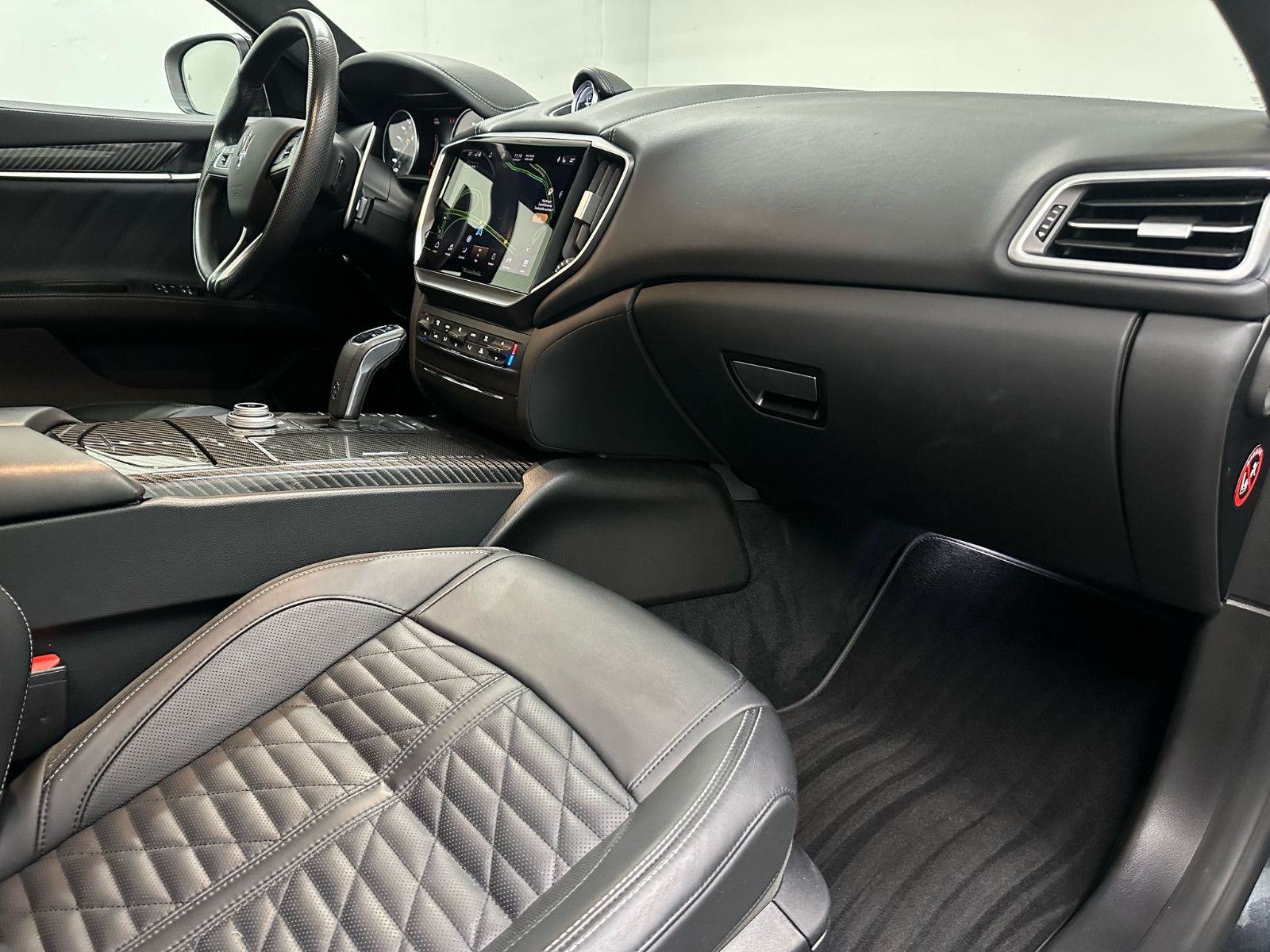 Fahrzeugabbildung Maserati Ghibli TROFEO V8   - SOFT CLOSE*NAVI*TEMPO*DAB*
